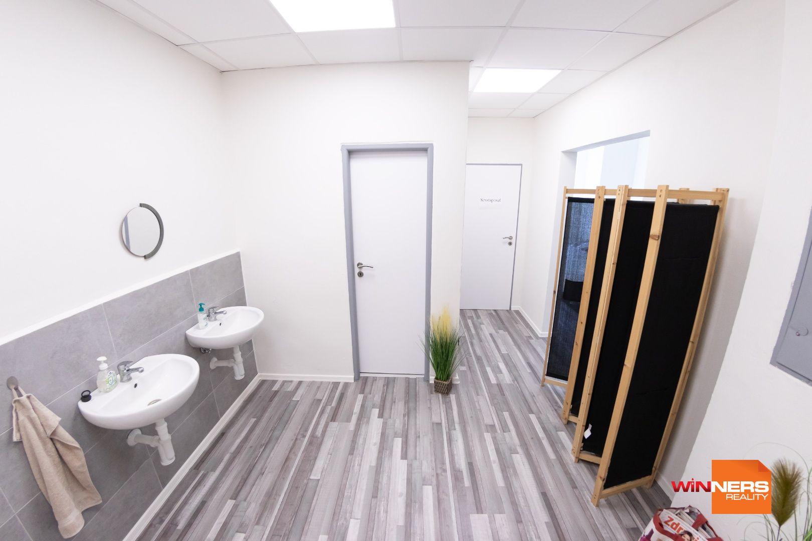 Ponúkam Vám na prenájom zrekonštruované priestory vhodné ako obchodné, kancelárske a aj zdravotnícke, na Levočskej ulici s dvoma parkovacími miestami.