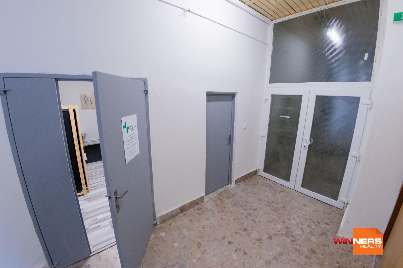 Ponúkam Vám na prenájom zrekonštruované priestory vhodné ako obchodné, kancelárske a aj zdravotnícke, na Levočskej ulici s dvoma parkovacími miestami.