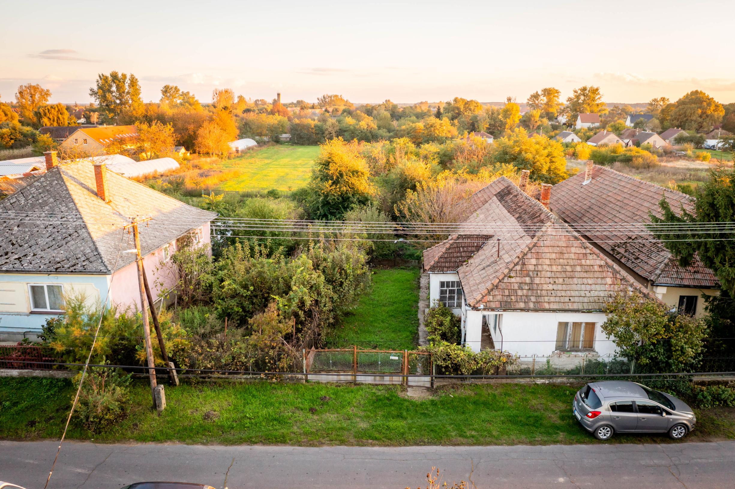 Na predaj rodinný dom v pôvodnom stave s veľkým pozemkom v obci Karcsa v Maďarsku