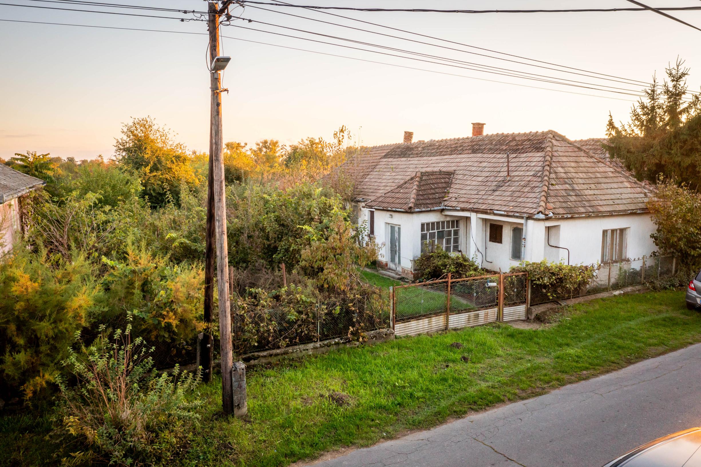 Na predaj rodinný dom v pôvodnom stave s veľkým pozemkom v obci Karcsa v Maďarsku