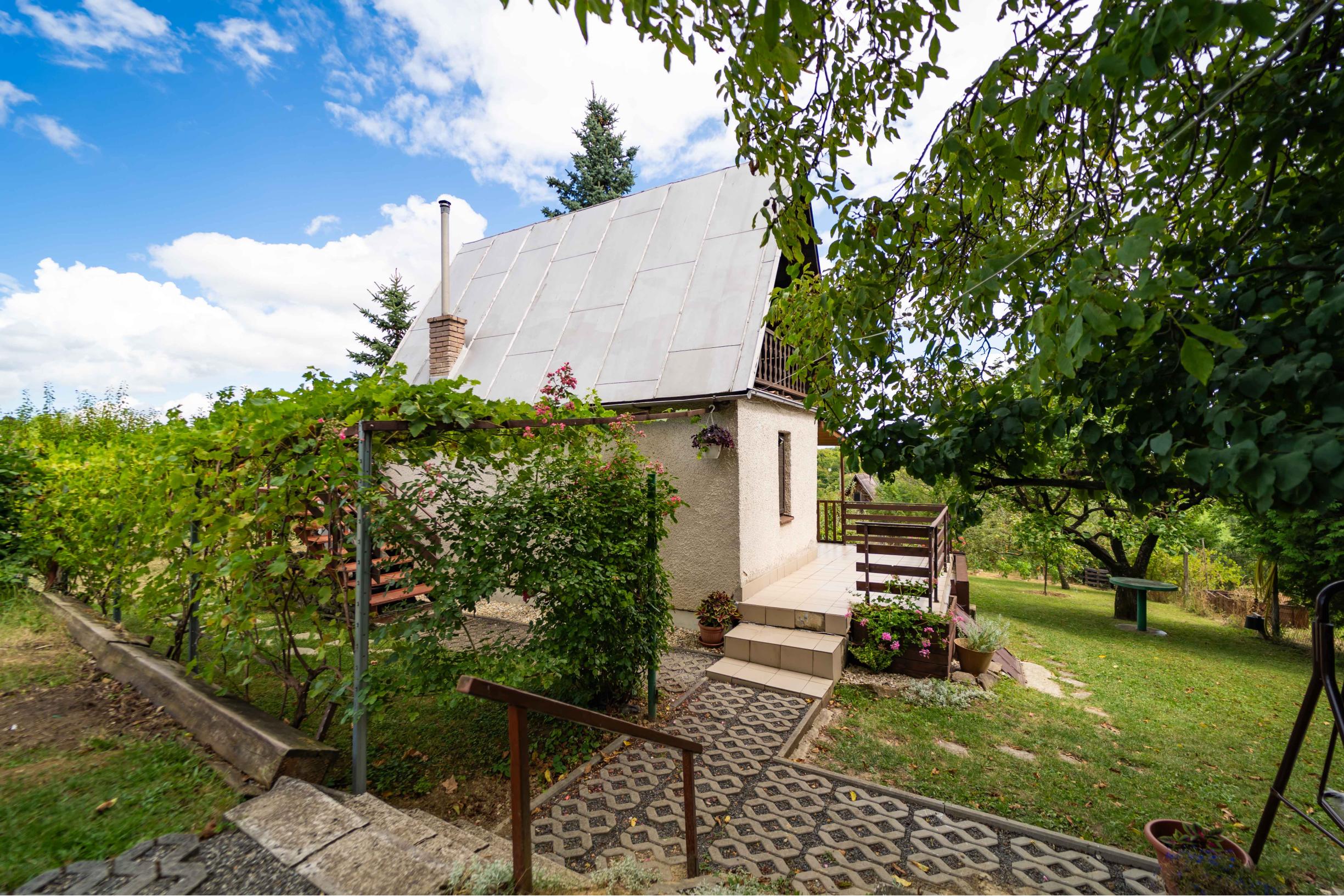 REZERVOVANE - Na predaj murovaná chata v tichom prostredí záhradkárskej oblasti Sečovce