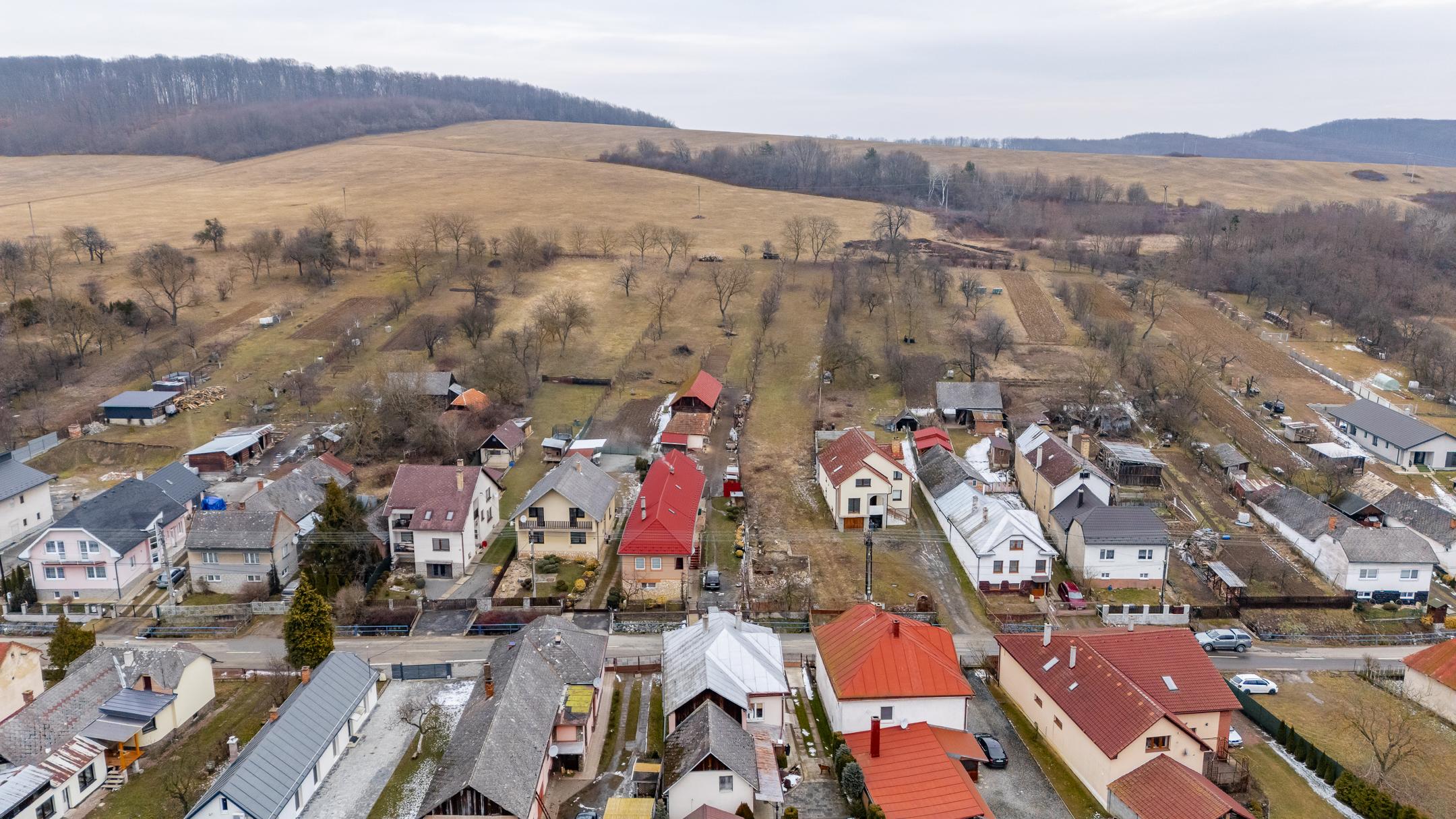 Ponúkame Vám na predaj stavebný pozemok s výhľadom na prírodu pokojnej obce Vyšný Kazimír