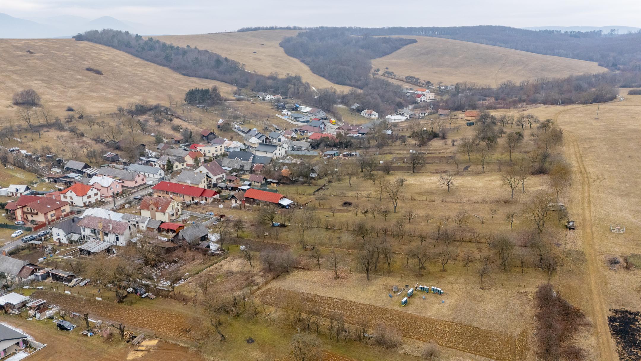 Ponúkame Vám na predaj stavebný pozemok s výhľadom na prírodu pokojnej obce Vyšný Kazimír