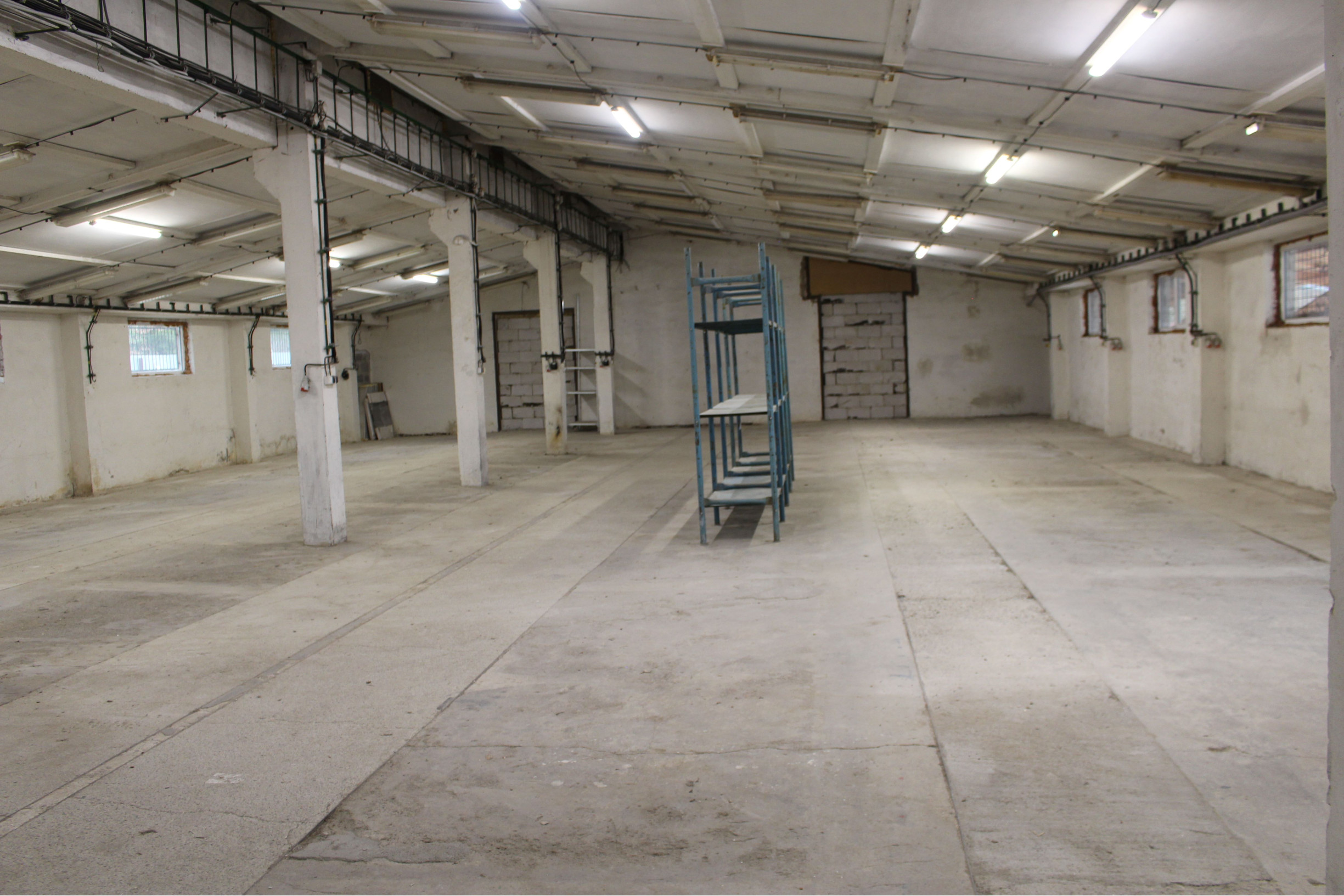 Prenájom  výrobno-skladovacieho priestoru 450 m2 a kancelárií  s prísl. 210 m2 Banská Bystrica -Nemce