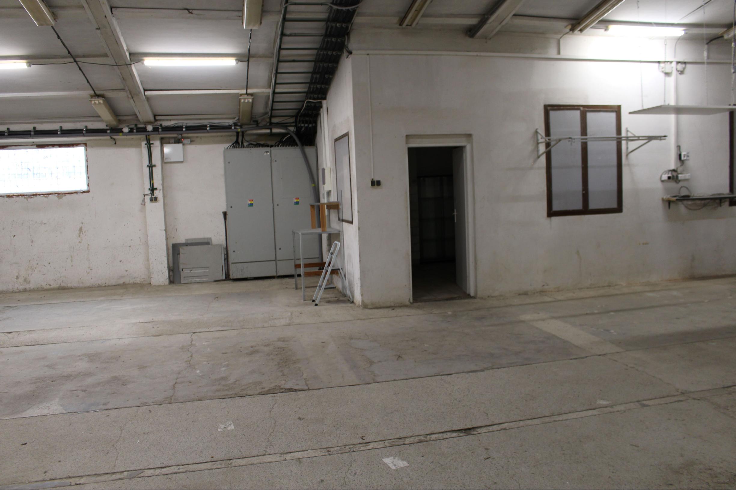 Prenájom  výrobno-skladovacieho priestoru 450 m2 a kancelárií  s prísl. 210 m2 Banská Bystrica -Nemce