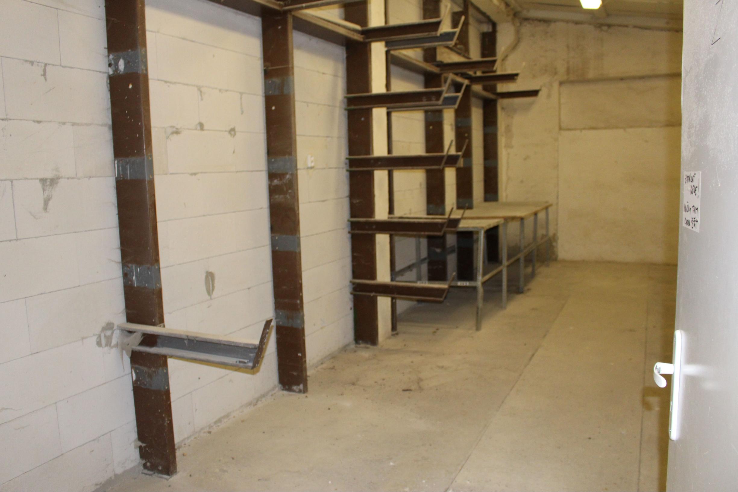 Prenájom  výrobno-skladovacieho priestoru 450 m2 a kancelárií  s prísl. 210 m2 Banská Bystrica -Nemce