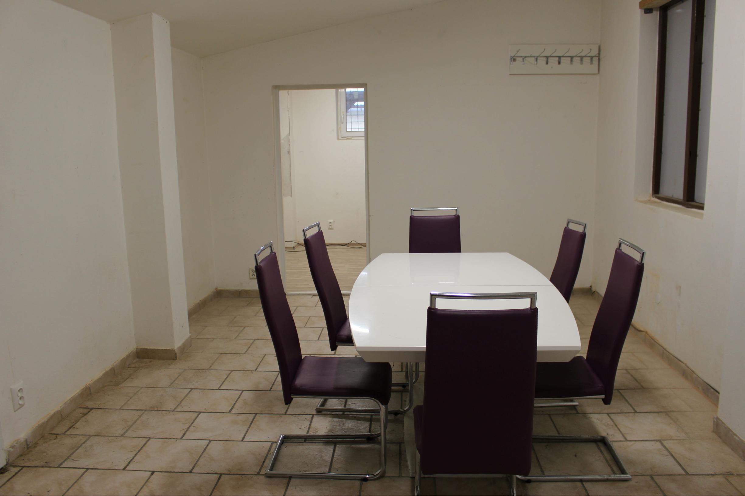 Prenájom  výrobno-skladovacieho priestoru 450 m2 a kancelárií  s prísl. 210 m2 Banská Bystrica -Nemce