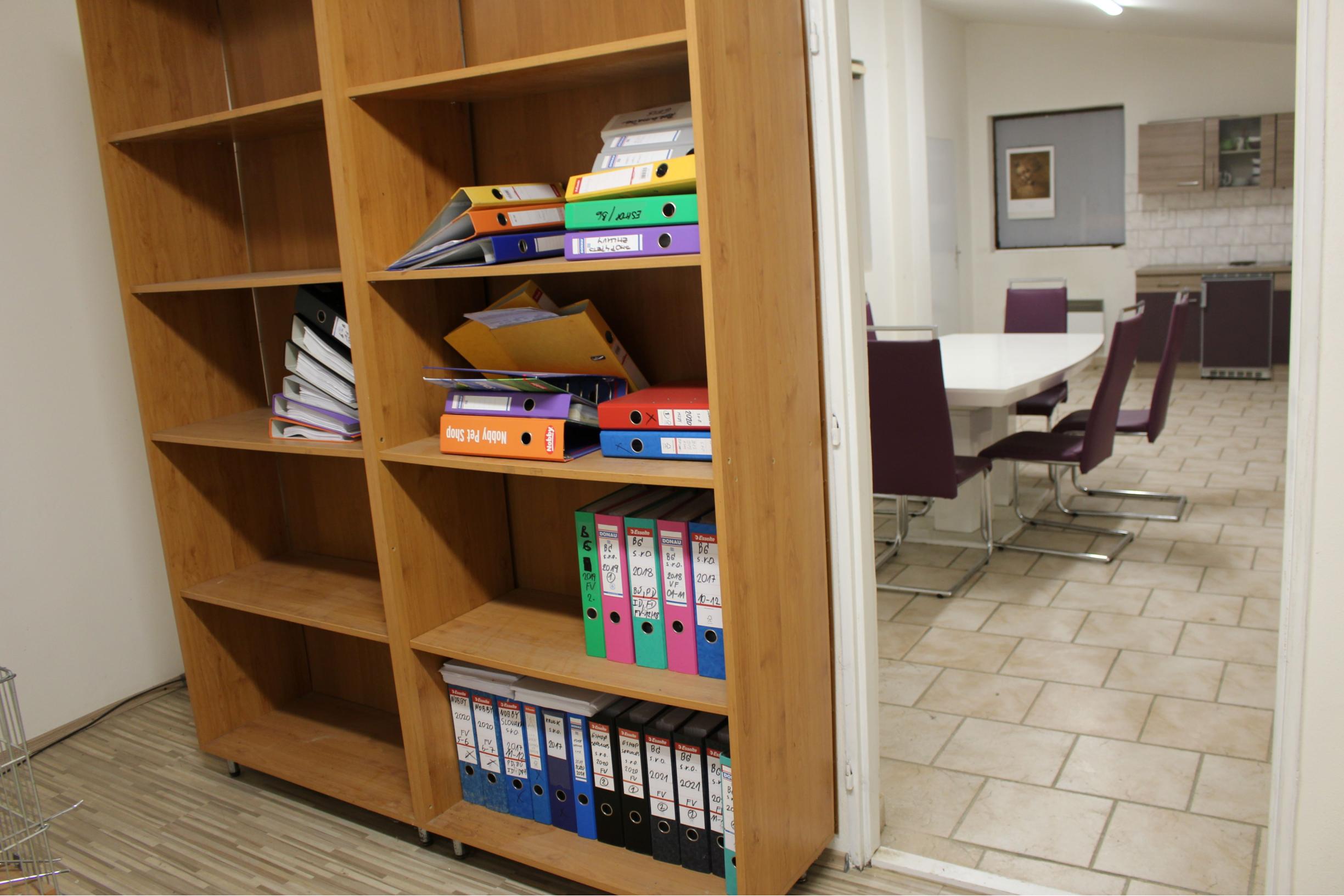 Prenájom  výrobno-skladovacieho priestoru 450 m2 a kancelárií  s prísl. 210 m2 Banská Bystrica -Nemce