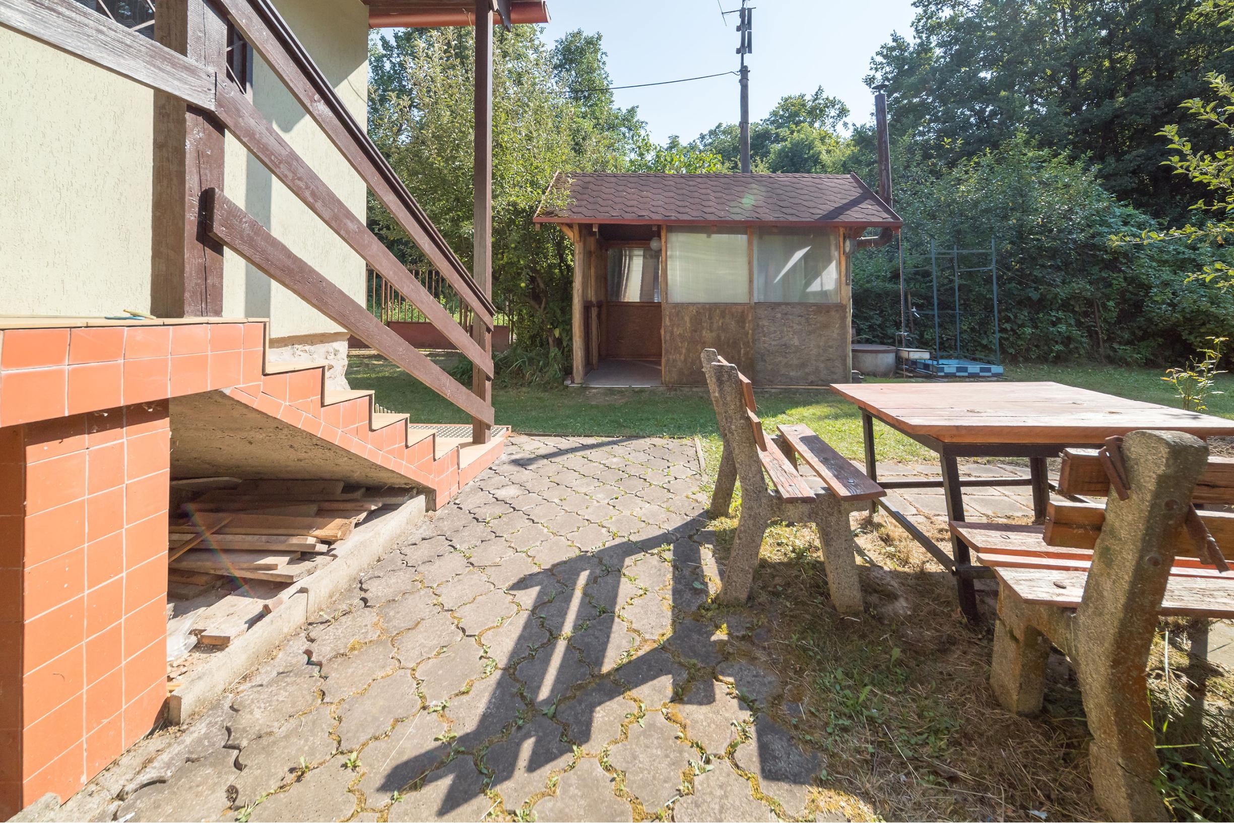 Murovaná chata neďaleko golfového klubu • obec Malá Ida