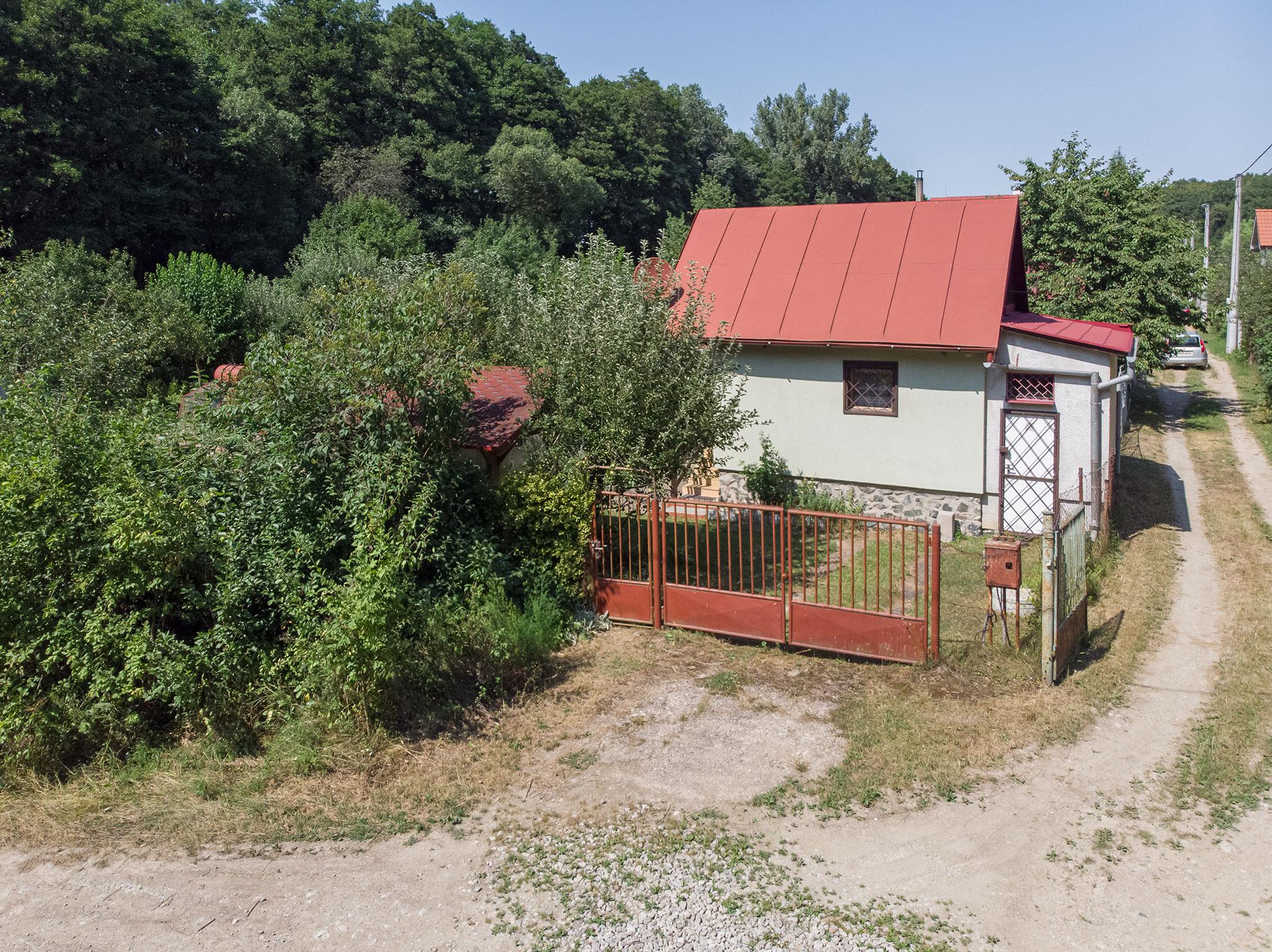 Murovaná chata neďaleko golfového klubu • obec Malá Ida