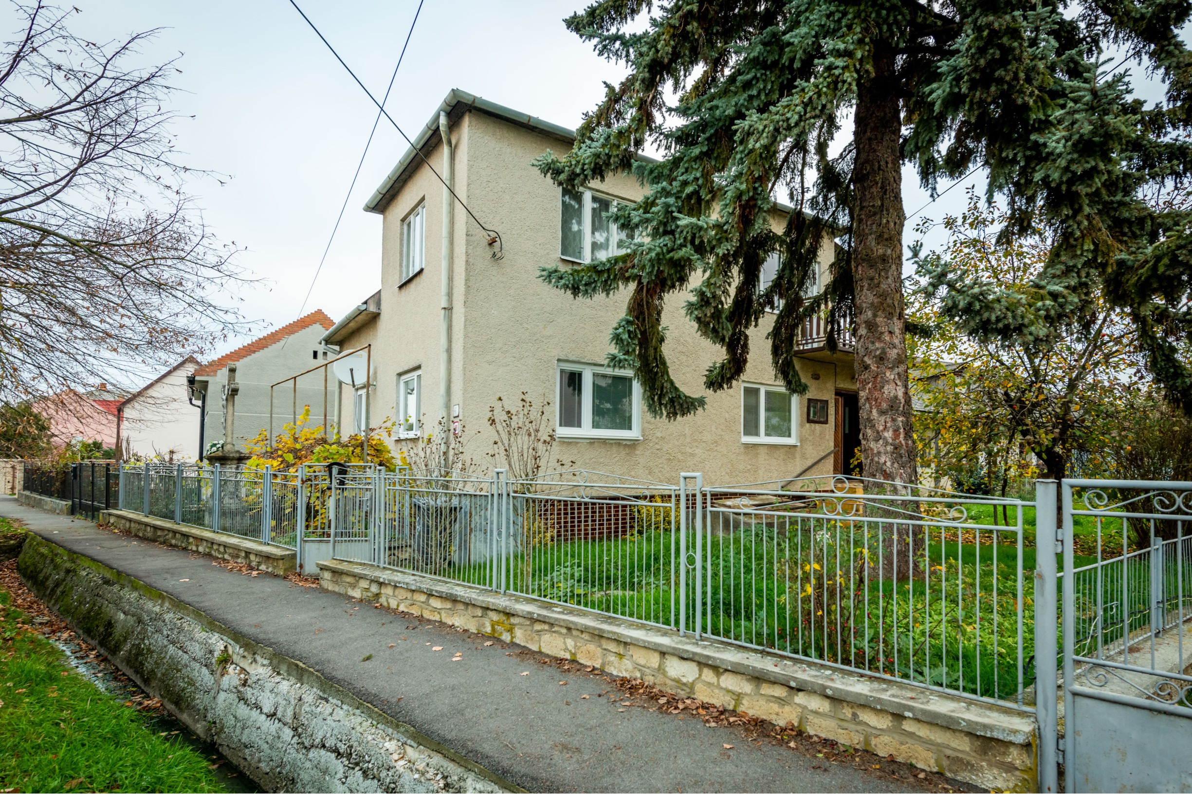 Exkluzívne na predaj rodinný dom v obci Úpor!