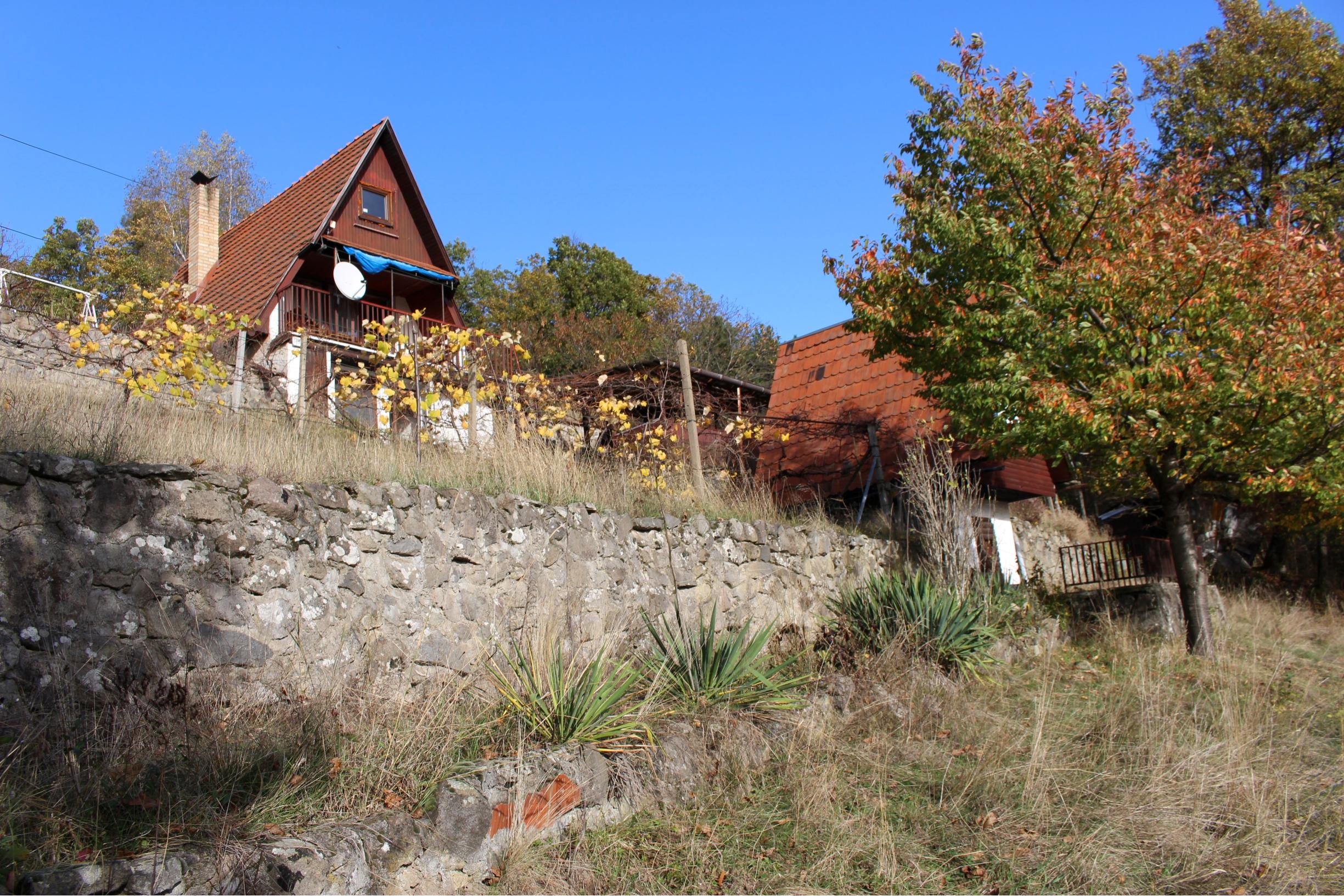 REZERVOVANÉ - Chata a chatka -160 m2,polosamota, Krupina – Stará hora, pozemky 5115 m2, okr. Krupina