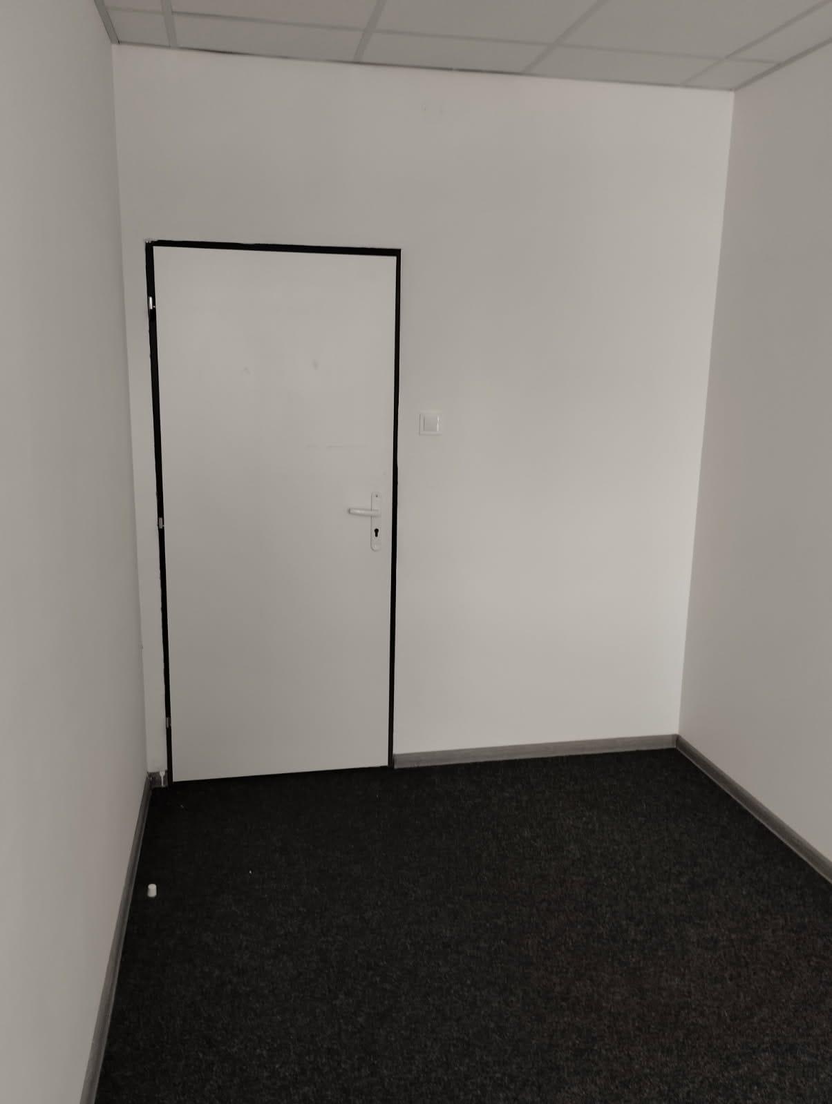 Ponúkame na prenájom kancelársky priestor s kuchynkou o výmere 12,5 m2 na Levočskej ulici, 3 NP.