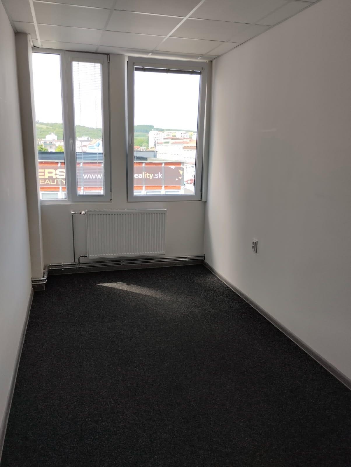 Ponúkame na prenájom kancelársky priestor s kuchynkou o výmere 12,5 m2 na Levočskej ulici, 3 NP.