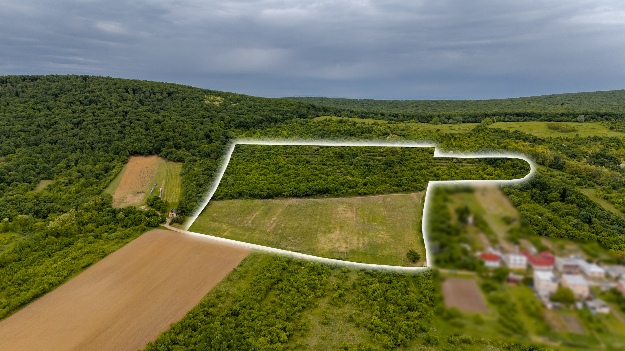 Investičný pozemok o veľkosti 44.007 m2 v obci Černochov vhodný na developerský projekt