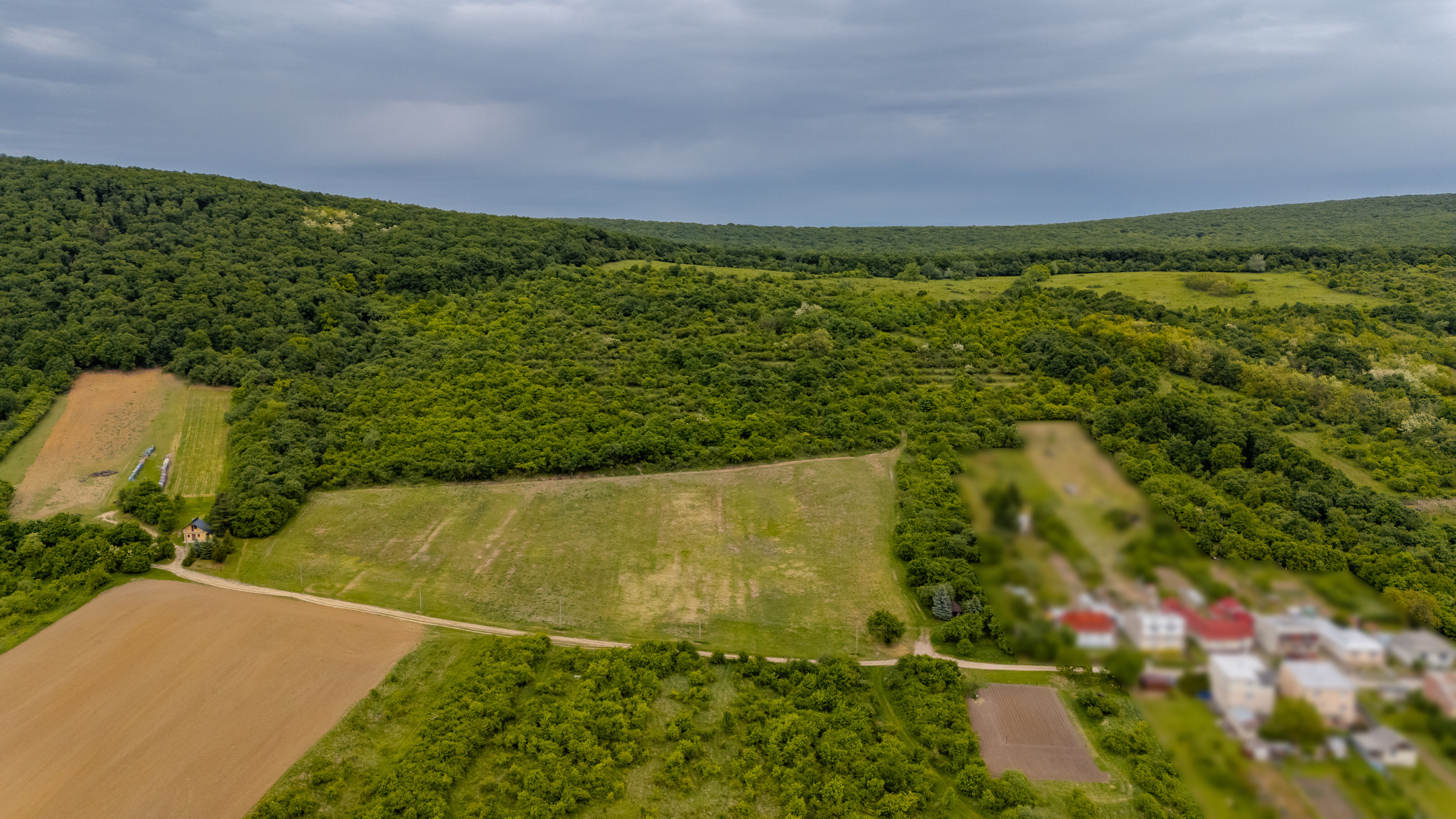 Investičný pozemok o veľkosti 44.007 m2 v obci Černochov vhodný na developerský projekt