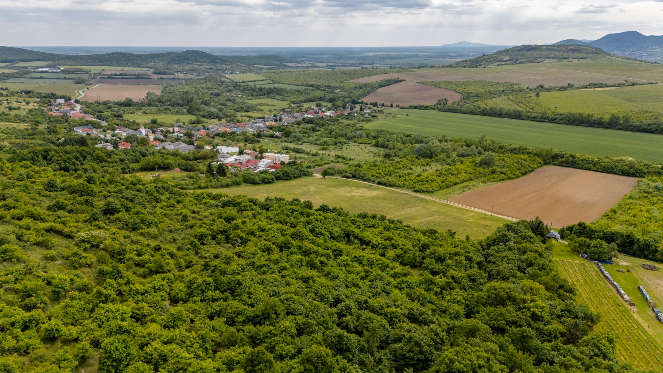 Investičný pozemok o veľkosti 44.007 m2 v obci Černochov vhodný na developerský projekt
