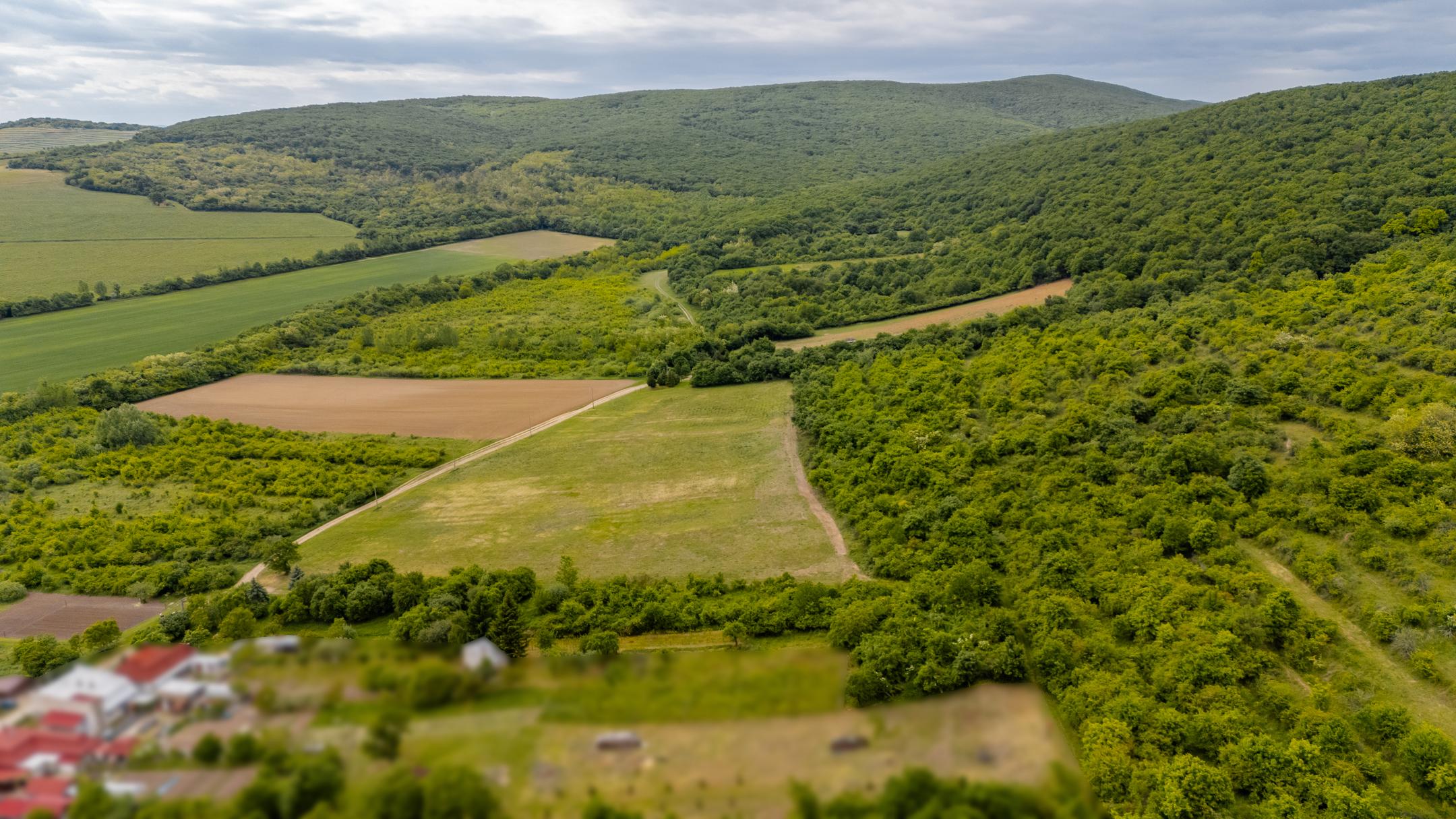 Investičný pozemok o veľkosti 44.007 m2 v obci Černochov vhodný na developerský projekt