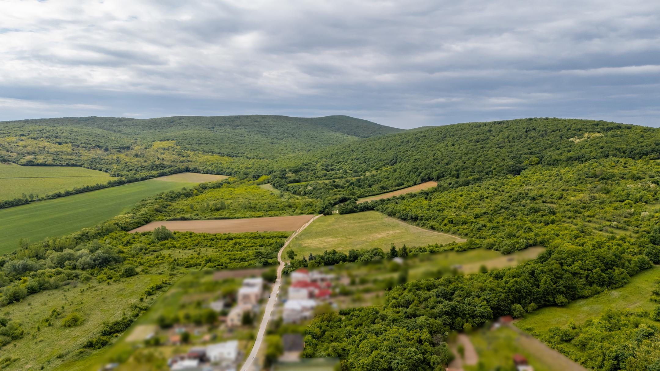 Investičný pozemok o veľkosti 44.007 m2 v obci Černochov vhodný na developerský projekt