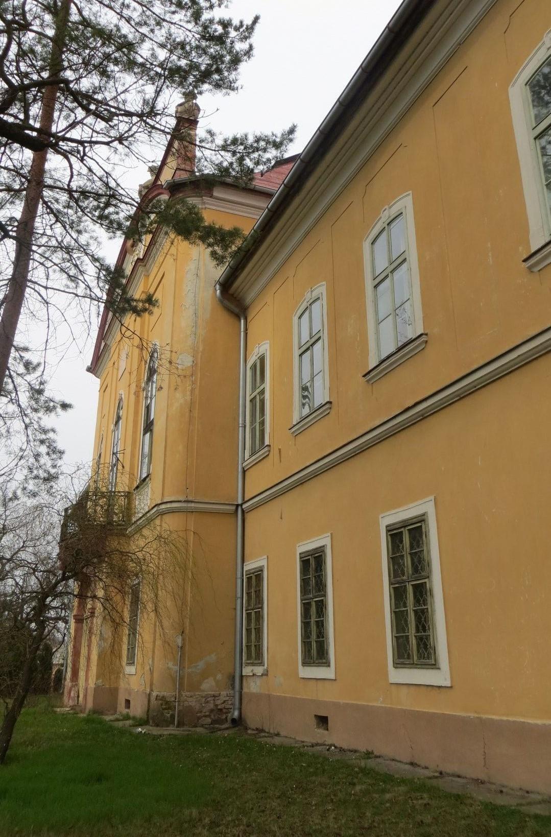 Barokový Kaštieľ rodiny Zichyovcov v obci ŽELOVCE