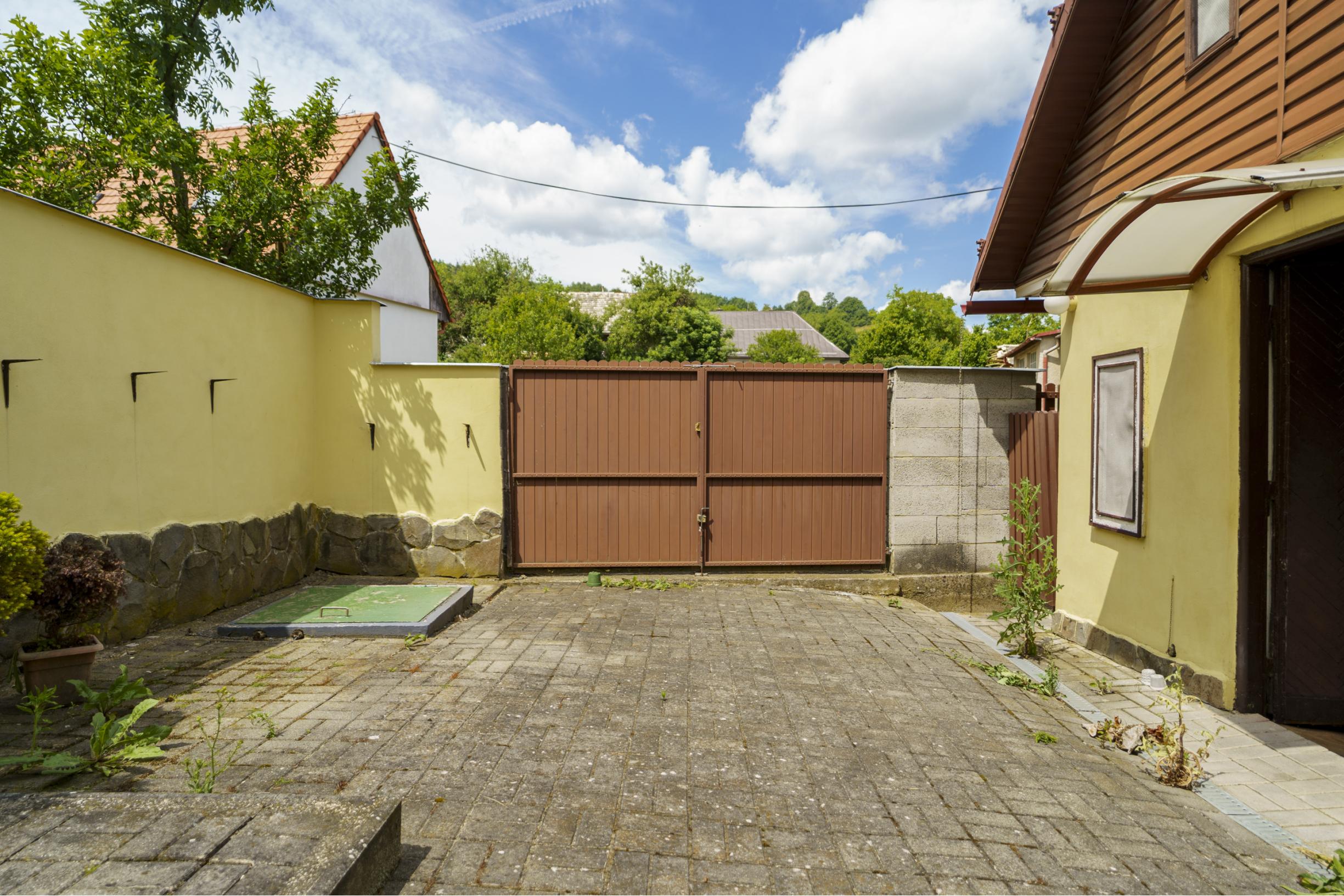 TOP CENA !!! Exkluzívne na predaj rodinný dom na priestrannom pozemku s výmerou 3 223 m² v obci Ilija