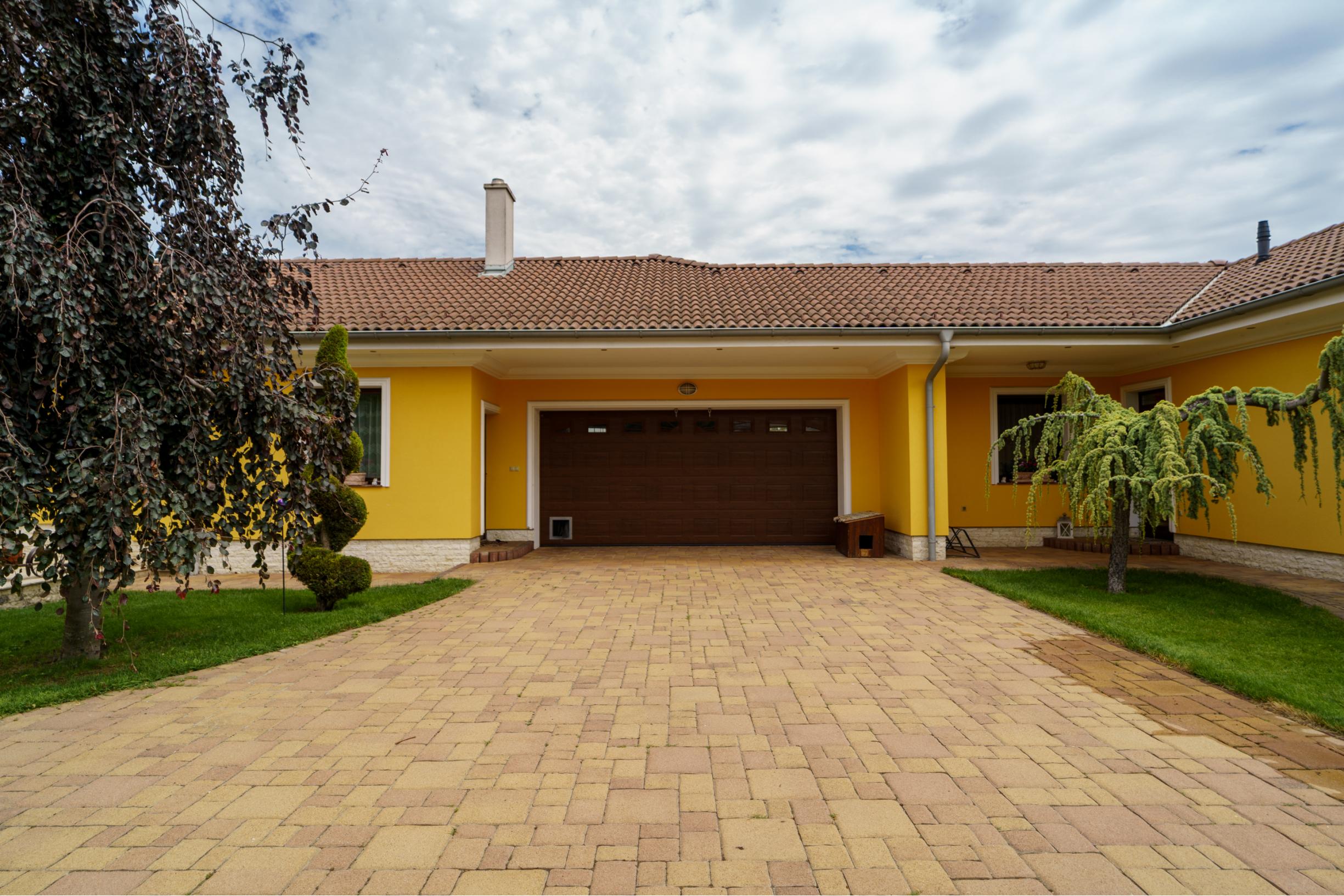 Rodinná rezidencia s parkovou úpravou záhrady na veľkorysom pozemku s bazénom , Rajka