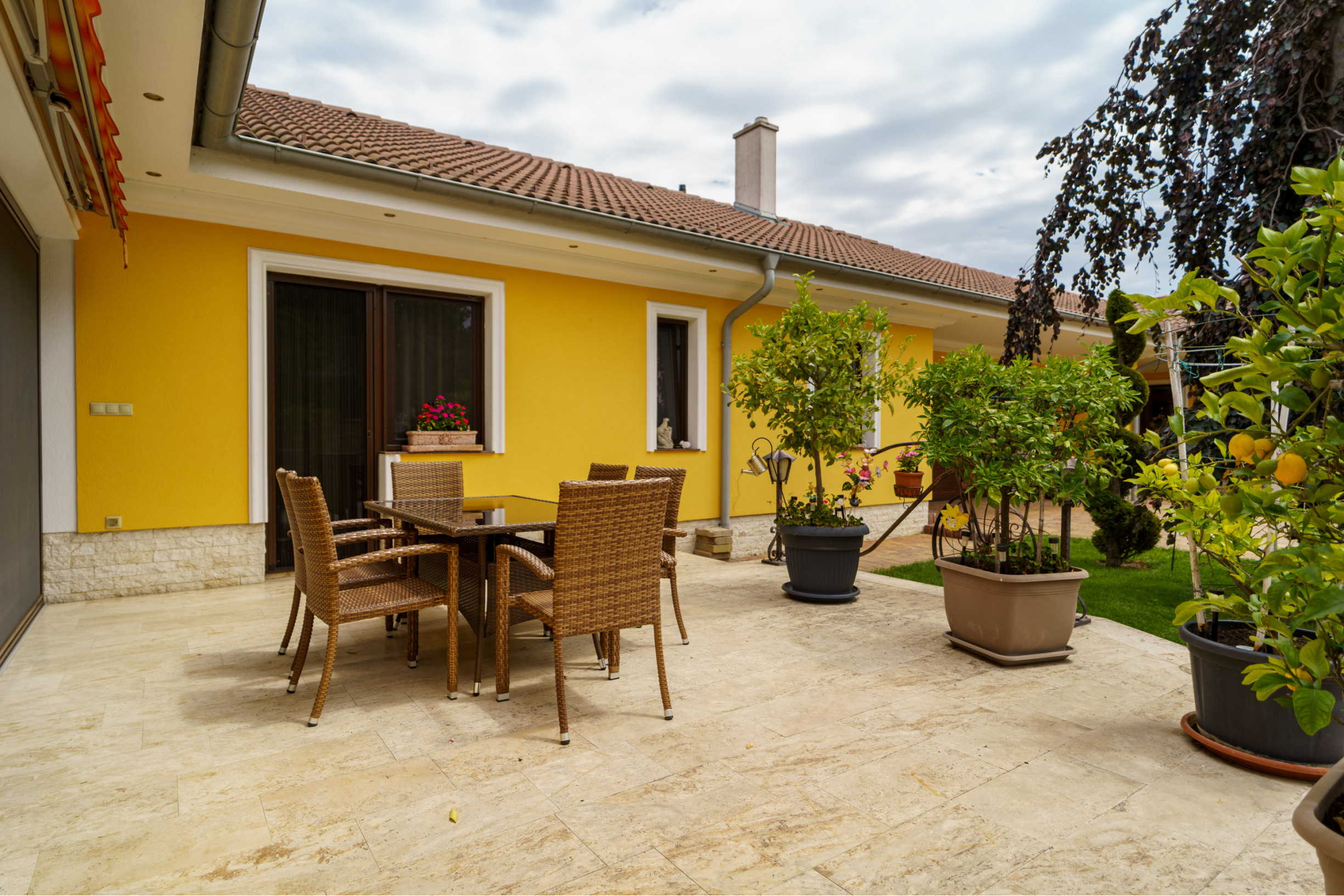 Rodinná rezidencia s parkovou úpravou záhrady na veľkorysom pozemku s bazénom , Rajka