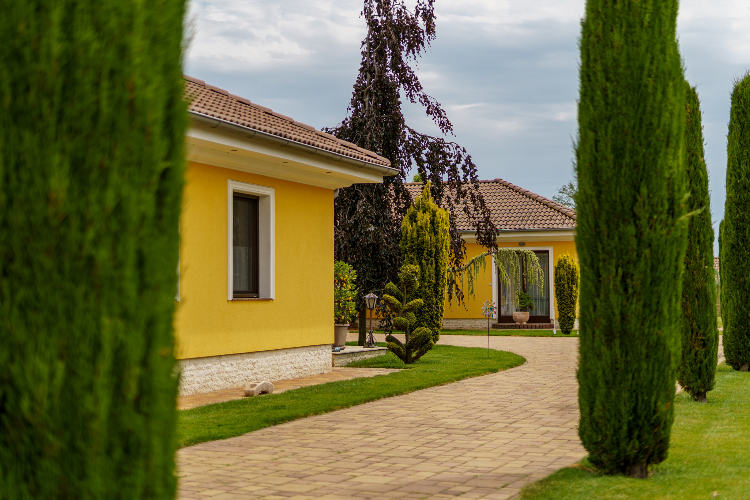 Rodinná rezidencia s parkovou úpravou záhrady na veľkorysom pozemku s bazénom , Rajka