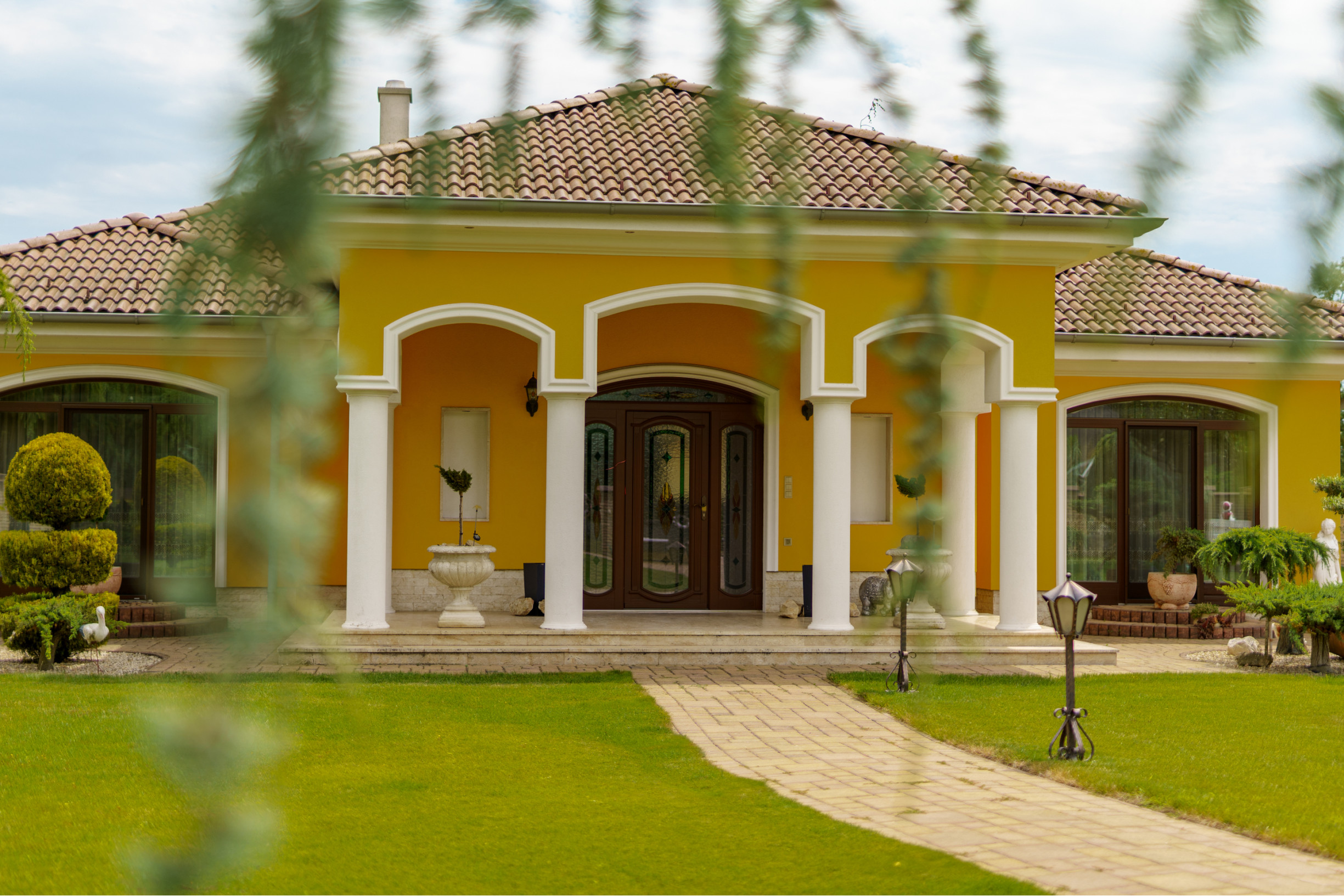 Rodinná rezidencia s parkovou úpravou záhrady na veľkorysom pozemku s bazénom , Rajka