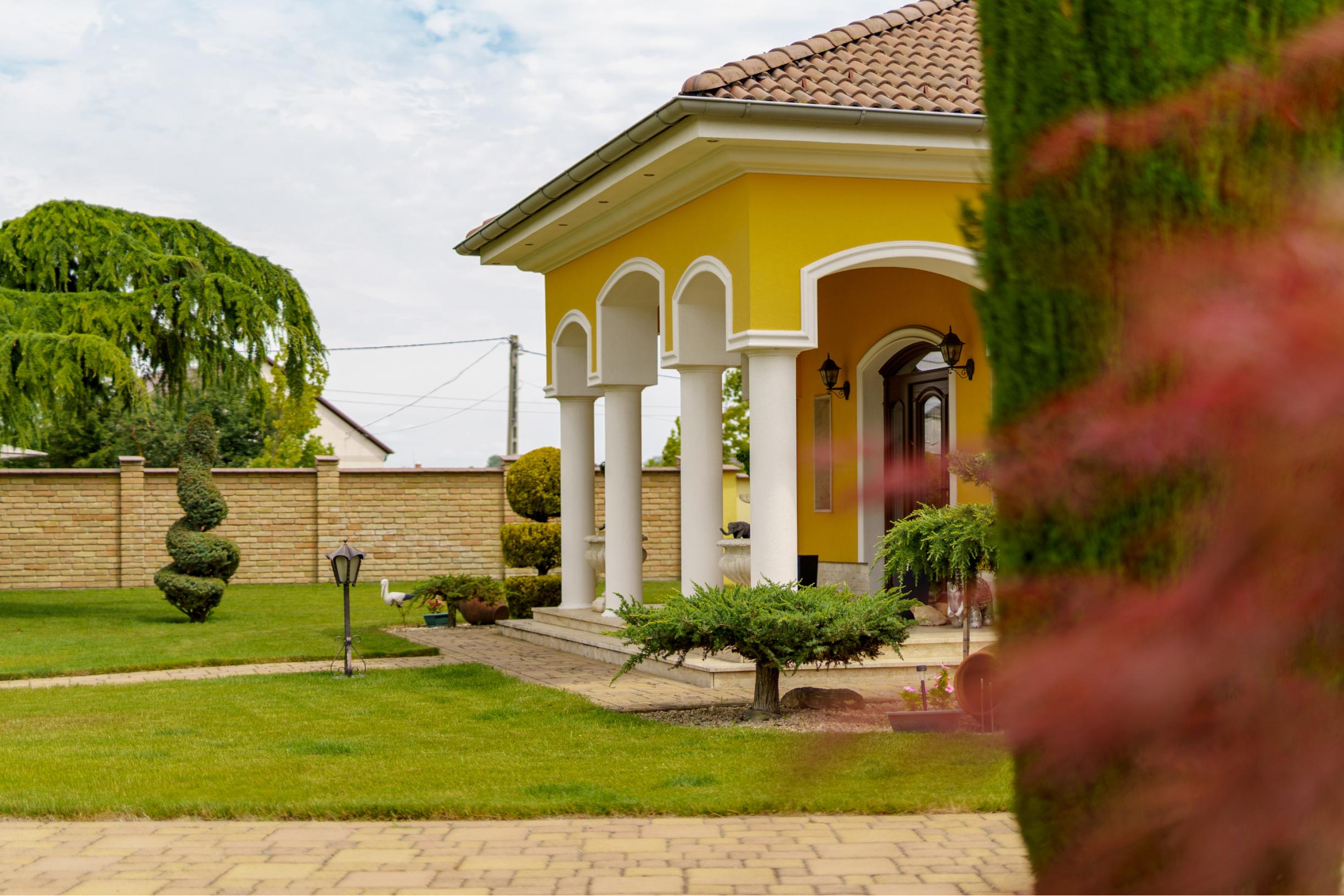 Rodinná rezidencia s parkovou úpravou záhrady na veľkorysom pozemku s bazénom , Rajka