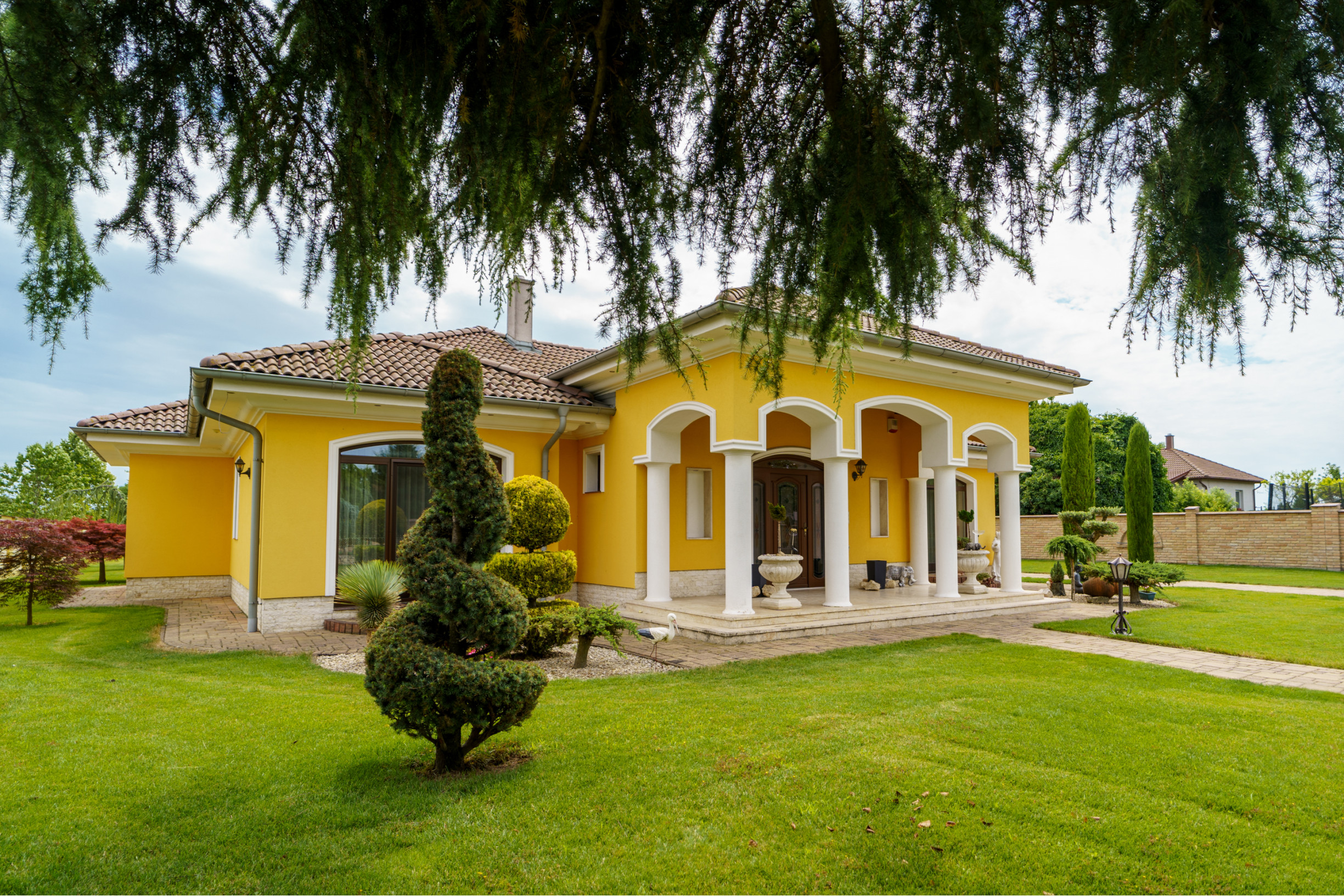 Rodinná rezidencia s parkovou úpravou záhrady na veľkorysom pozemku s bazénom , Rajka