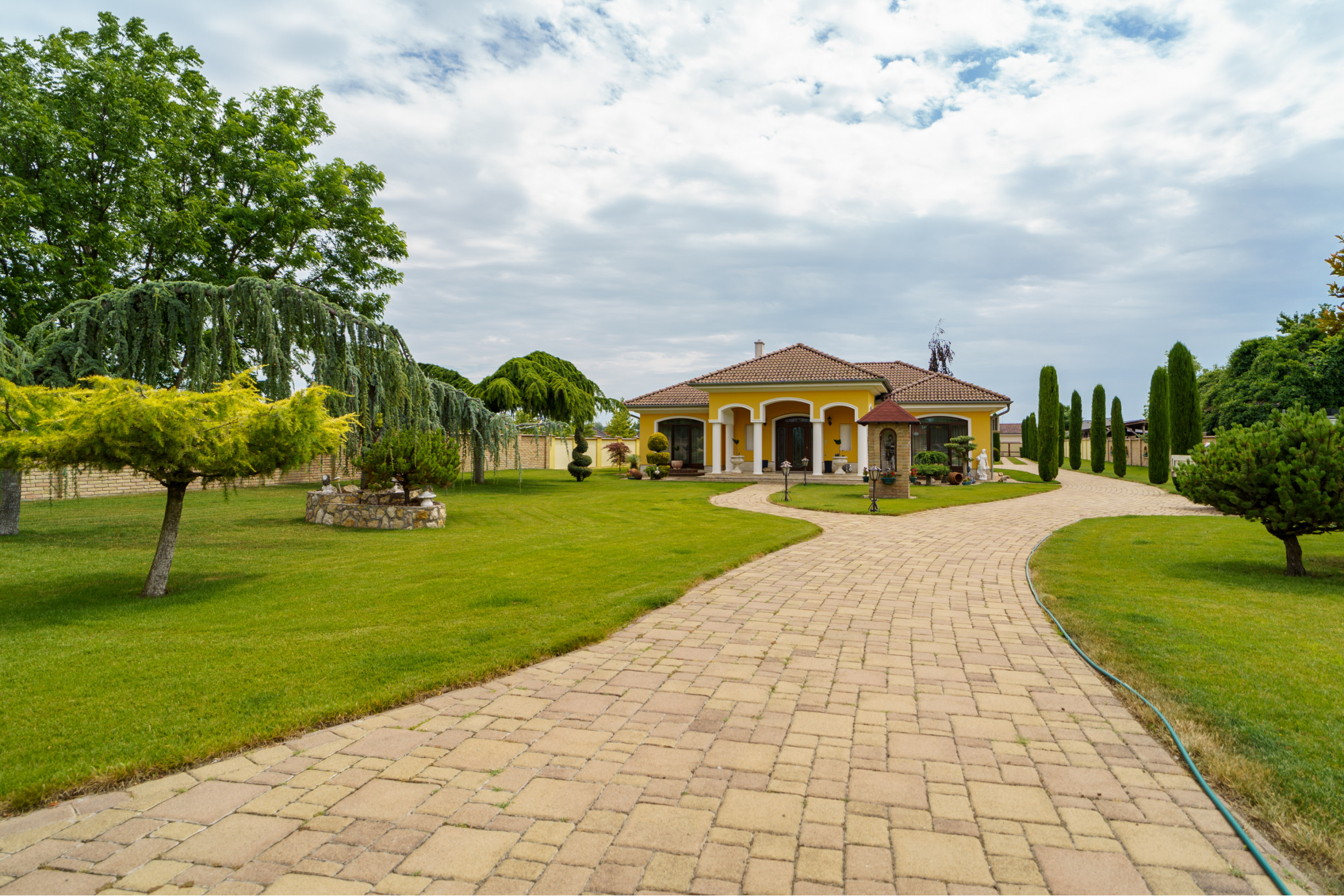 Rodinná rezidencia s parkovou úpravou záhrady na veľkorysom pozemku s bazénom , Rajka