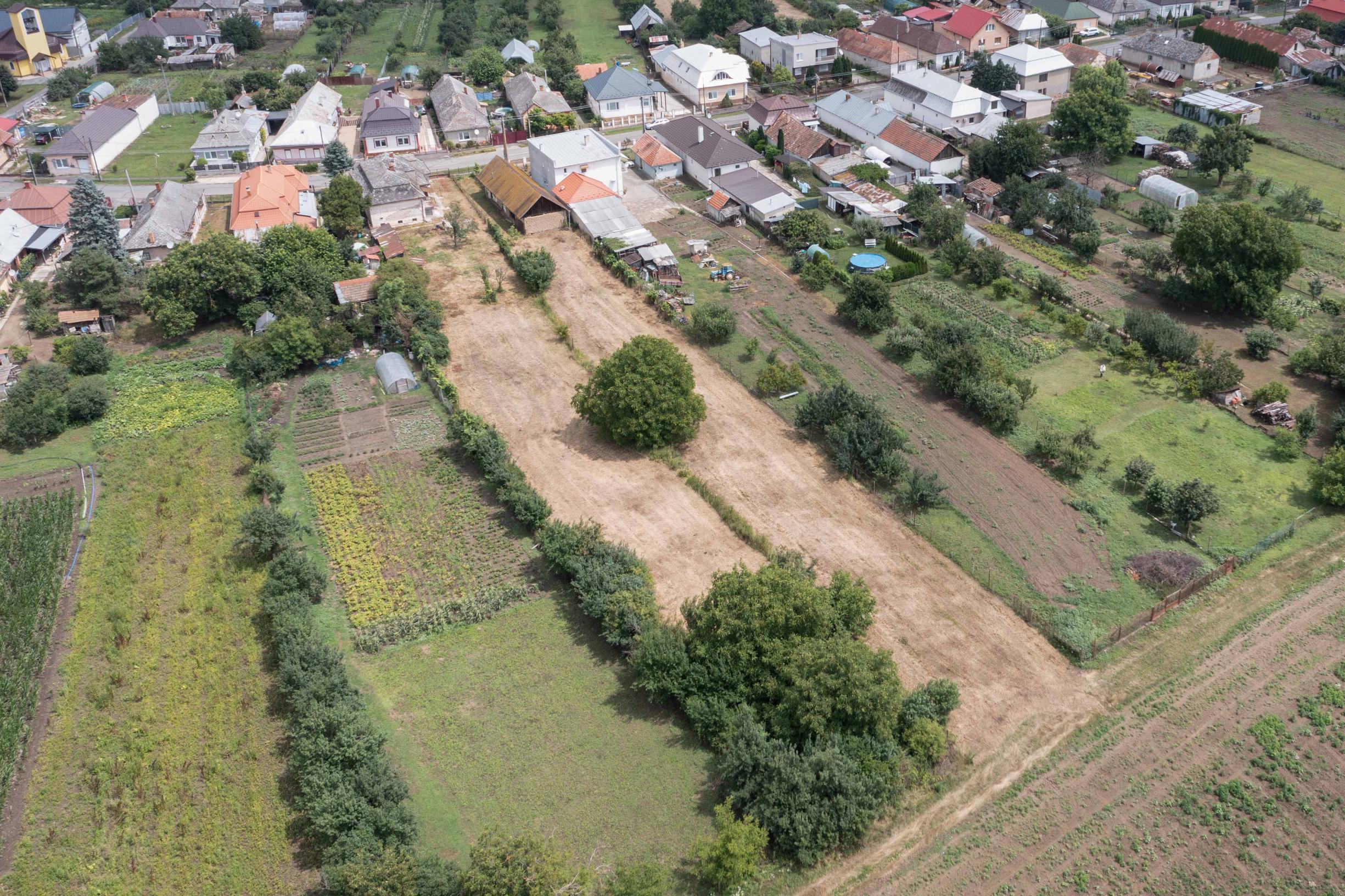 Exkluzívne na predaj stavebný pozemok o výmere 1070 m2 v obci Soľnička