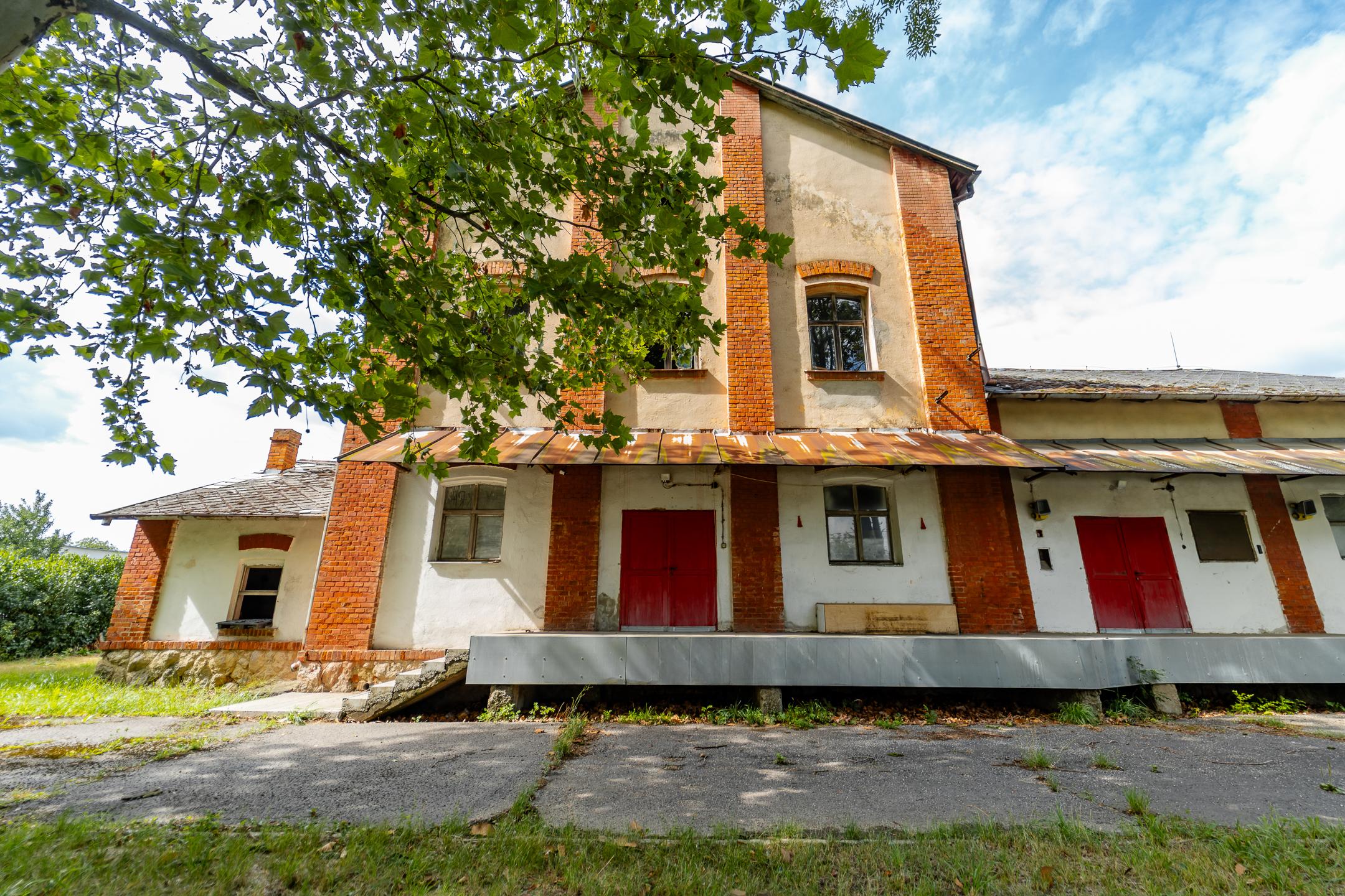 Ponúkame na predaj budovu / skladový priestor v Strážskom