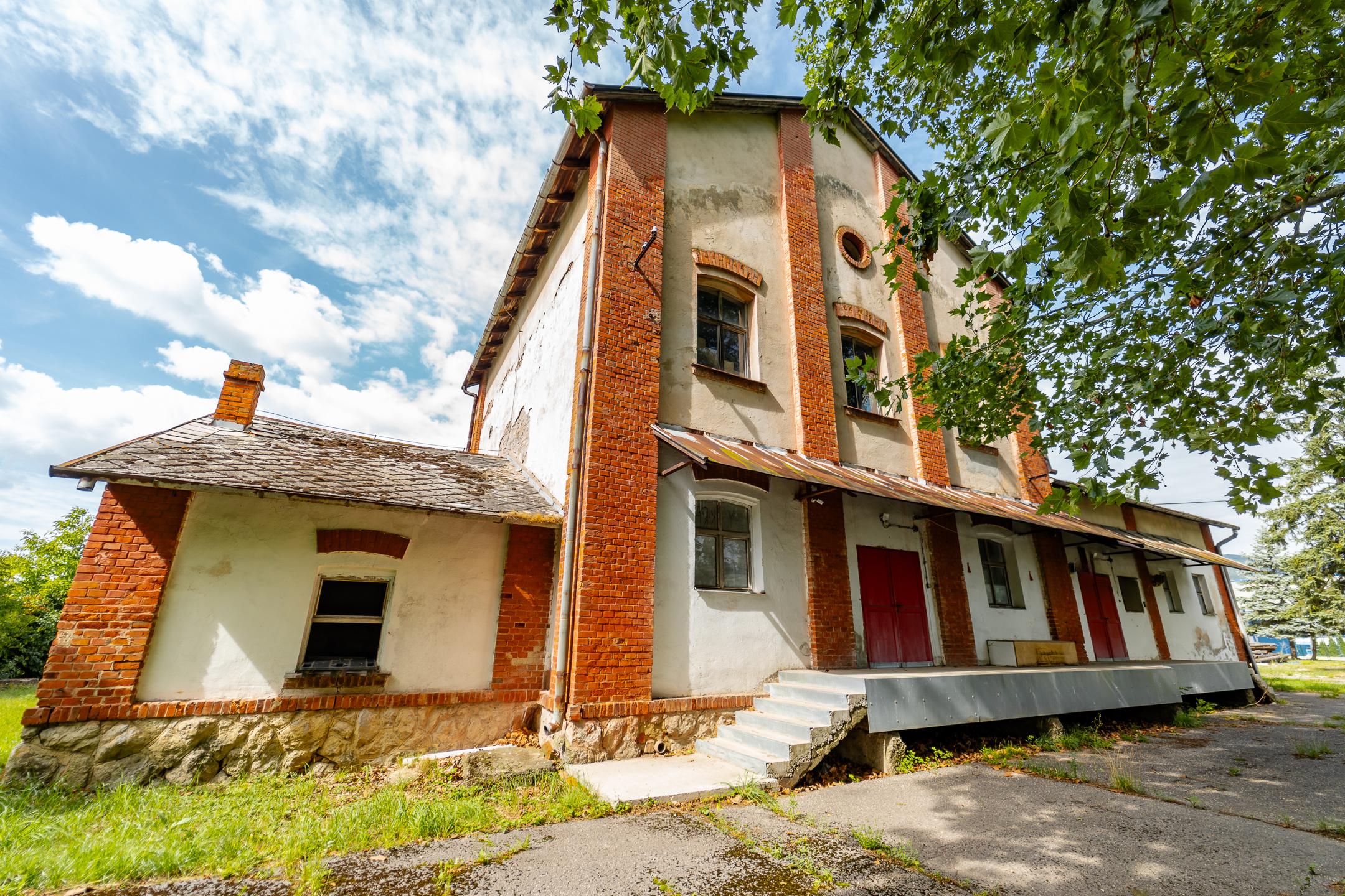 Ponúkame na predaj budovu / skladový priestor v Strážskom