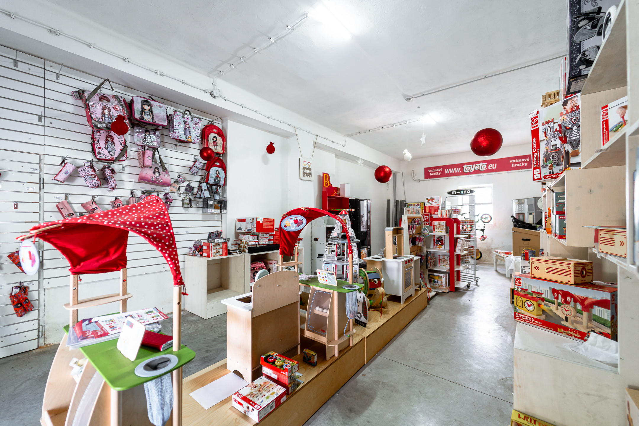 Ponúkame na predaj budovu / skladový priestor v Strážskom