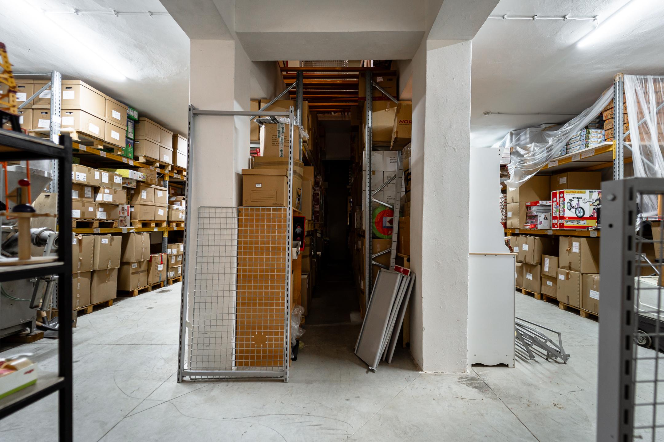 Ponúkame na predaj budovu / skladový priestor v Strážskom