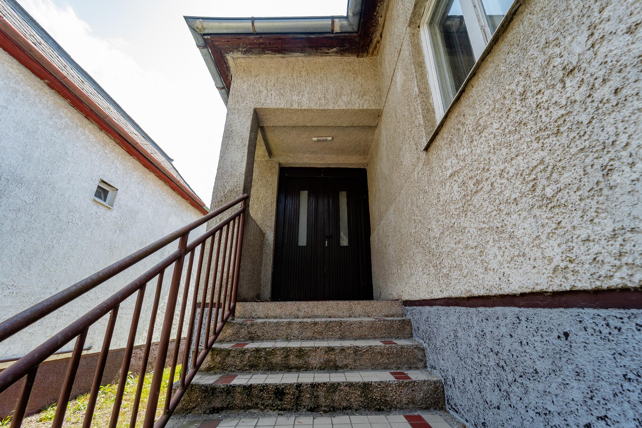 EXKLUZÍVNE vám ponúkame na predaj 3 izbový rodinný dom v príjemnej lokalite Veľkých Kapušian (okr. Michalovce).