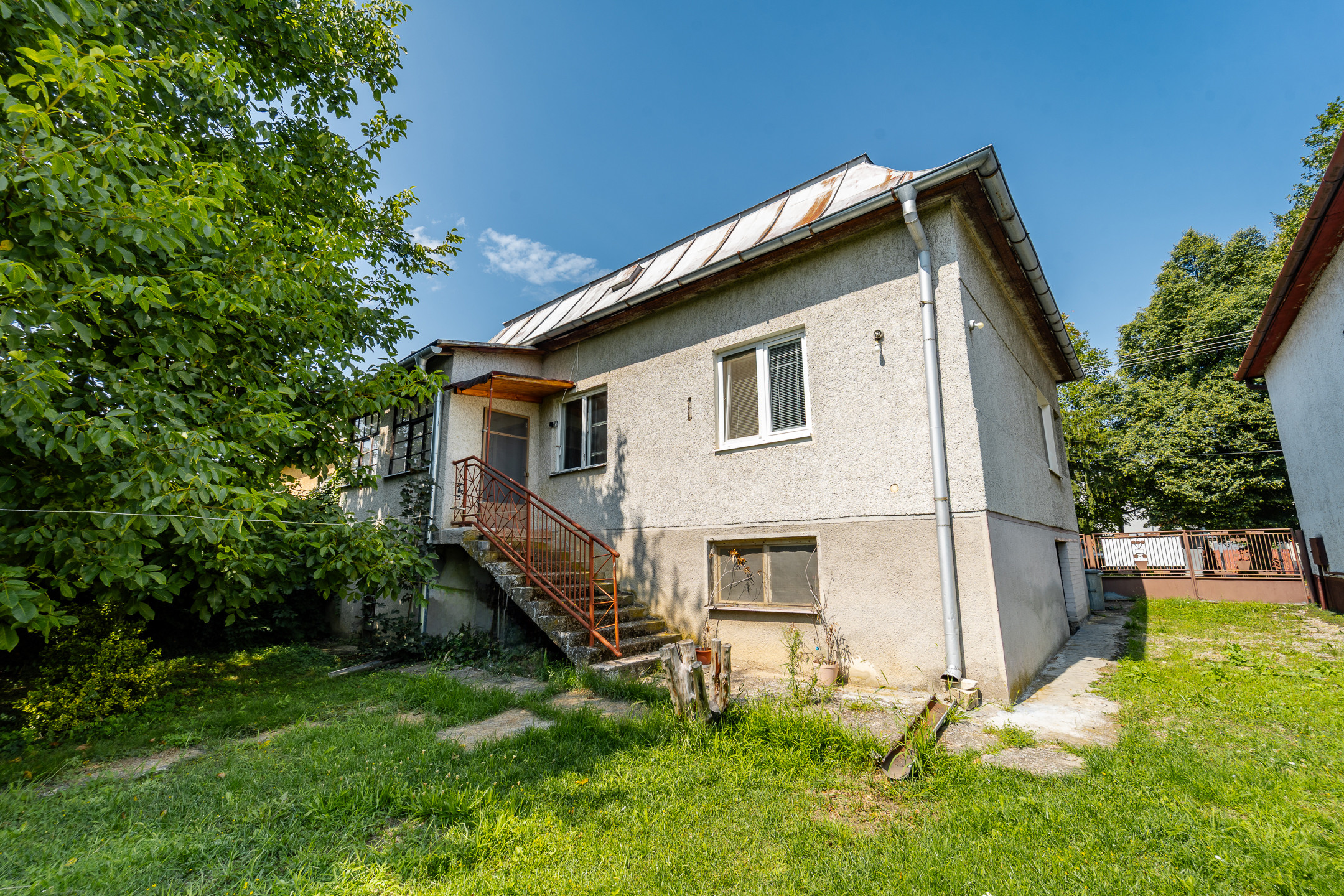 EXKLUZÍVNE vám ponúkame na predaj 3 izbový rodinný dom v príjemnej lokalite Veľkých Kapušian (okr. Michalovce).