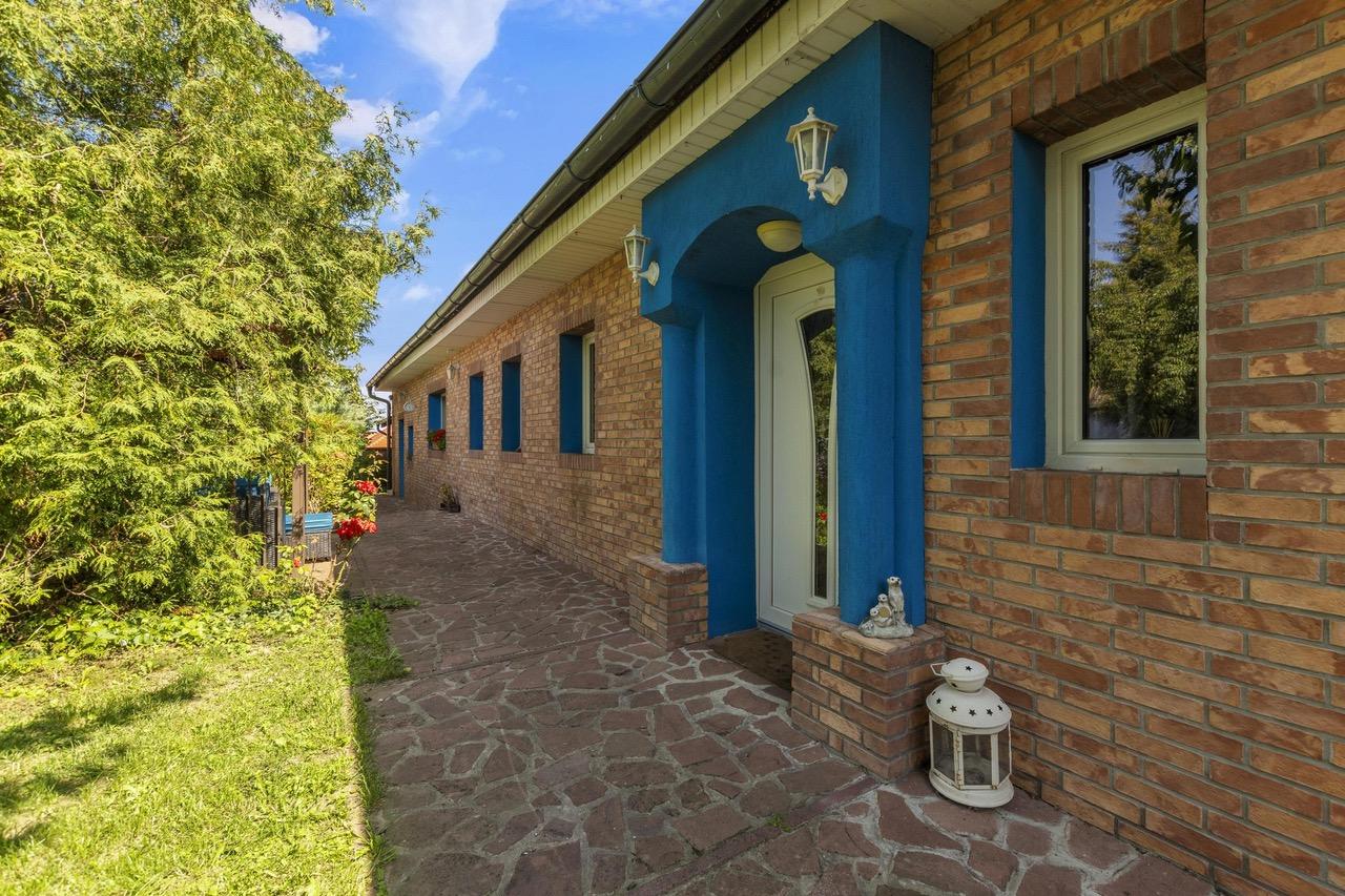 Predaj krásny vidiecky 5-izbový rodinný dom s bazénom so slanou vodou, 586 m2, Borský Mikuláš, okres Senica