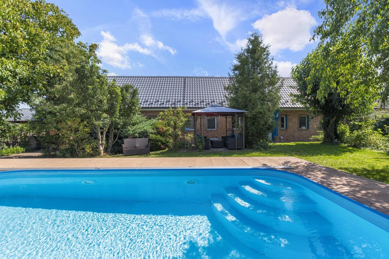 Predaj krásny vidiecky 5-izbový rodinný dom s bazénom so slanou vodou, 586 m2, Borský Mikuláš, okres Senica