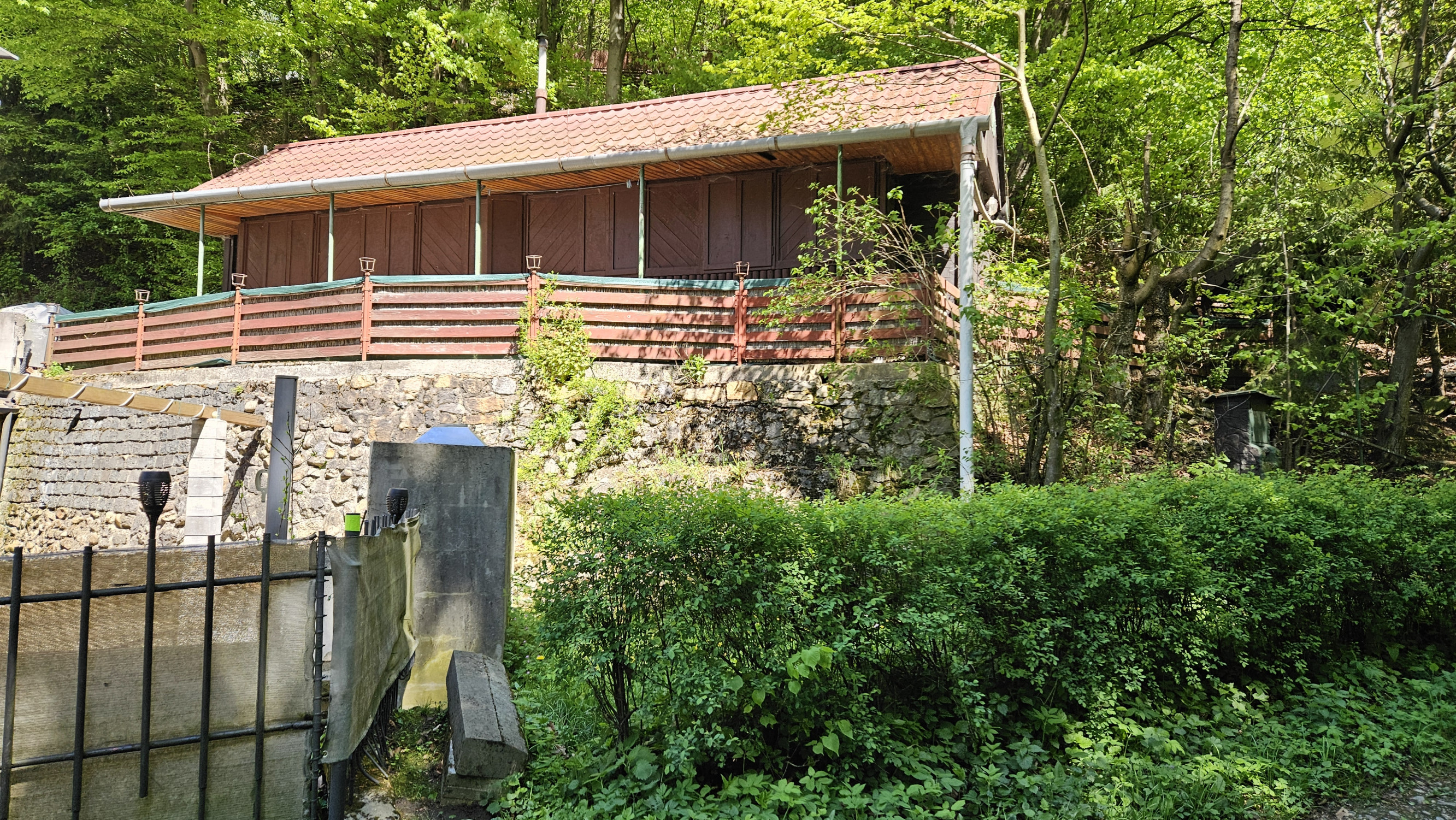 Exkluzívne  na predaj chatka na úpätí lesa v chatárskej oblasti Letkov, časť Starý Trebejov