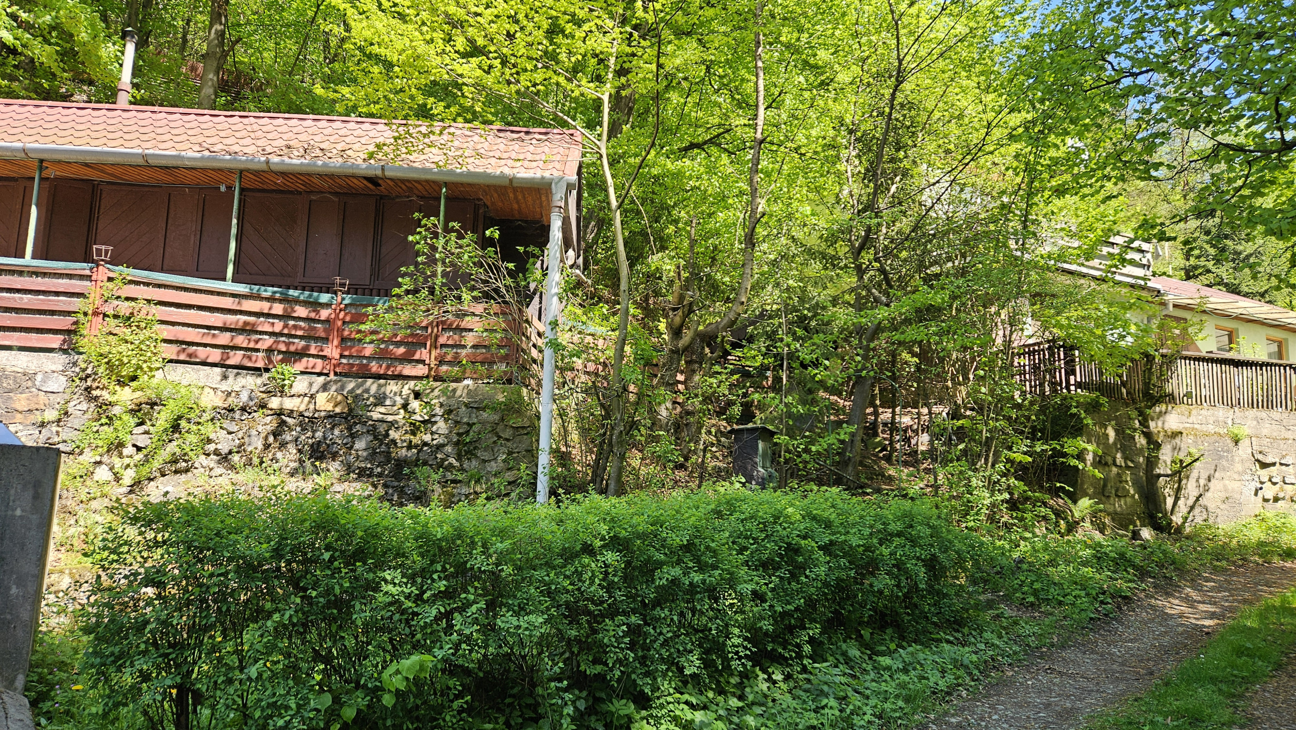 Exkluzívne  na predaj chatka na úpätí lesa v chatárskej oblasti Letkov, časť Starý Trebejov