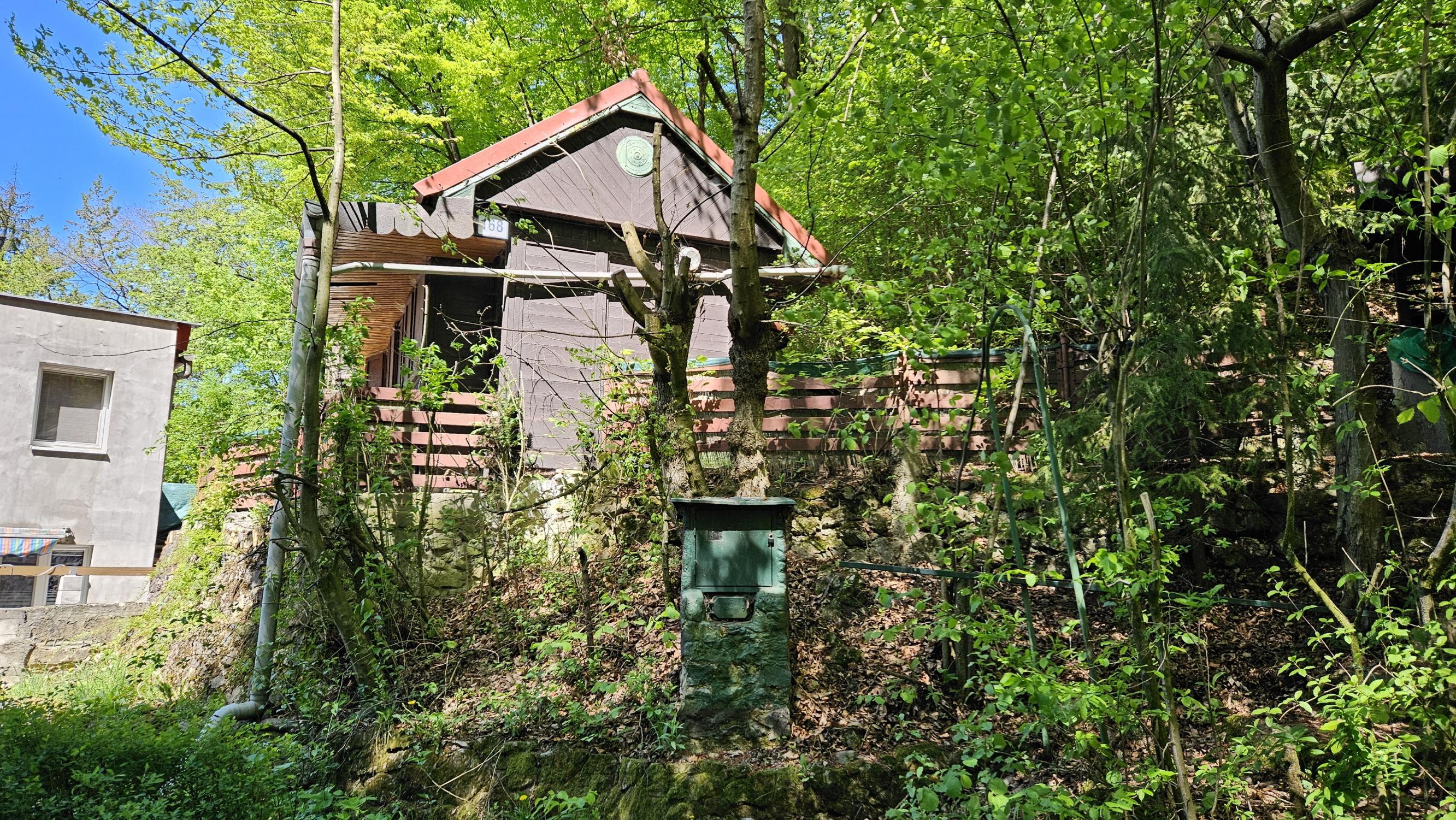 Exkluzívne  na predaj chatka na úpätí lesa v chatárskej oblasti Letkov, časť Starý Trebejov