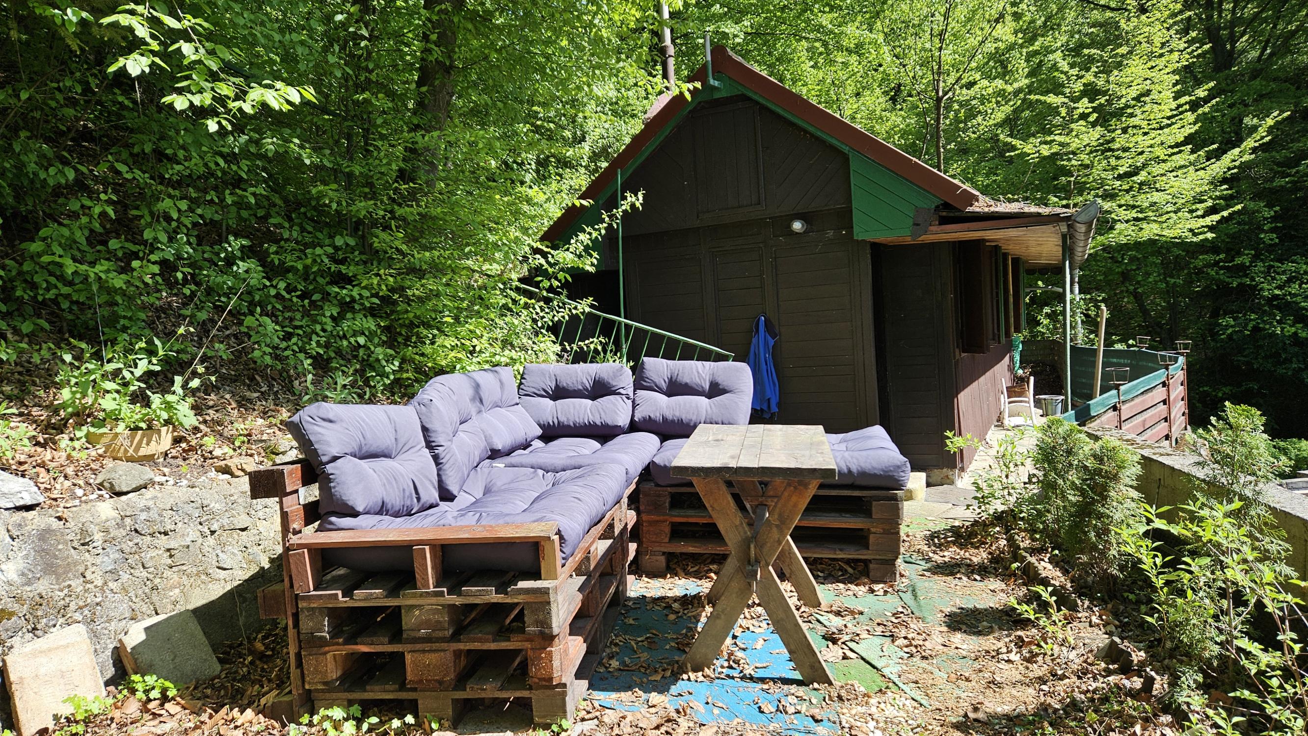 Exkluzívne  na predaj chatka na úpätí lesa v chatárskej oblasti Letkov, časť Starý Trebejov