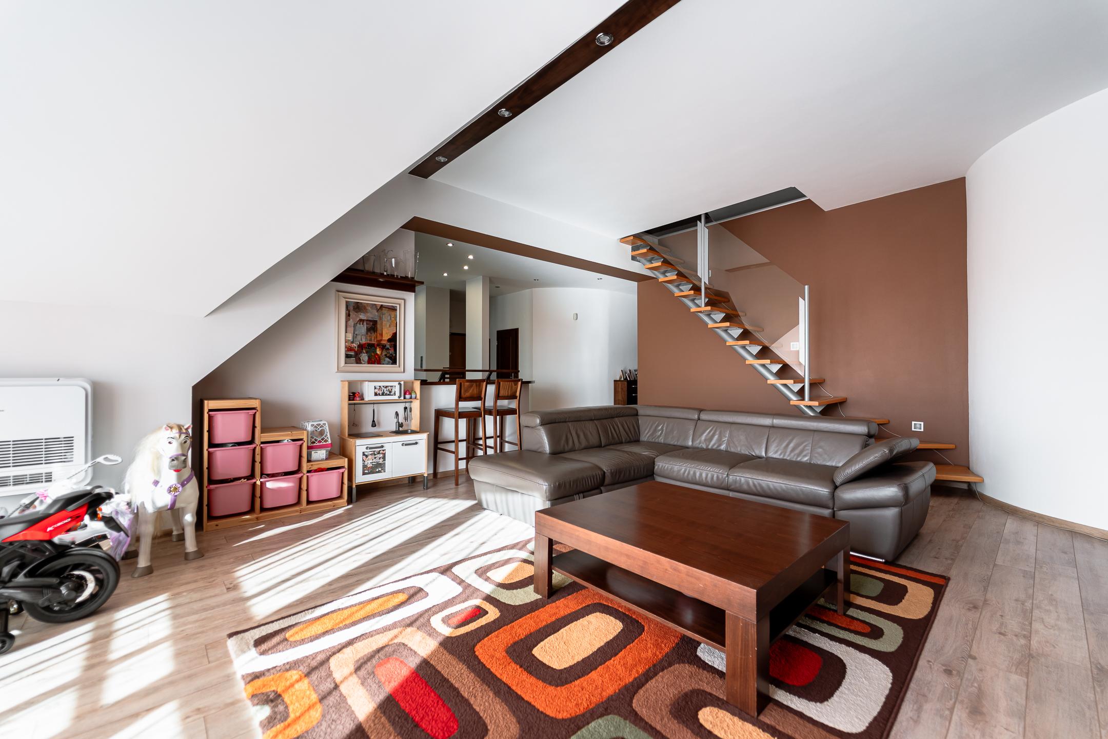 Na predaj priestranný 4-izbový mezonet s balkónom a zariadením v tehlovom bytovom dome na Furči – Krosnianska ul.