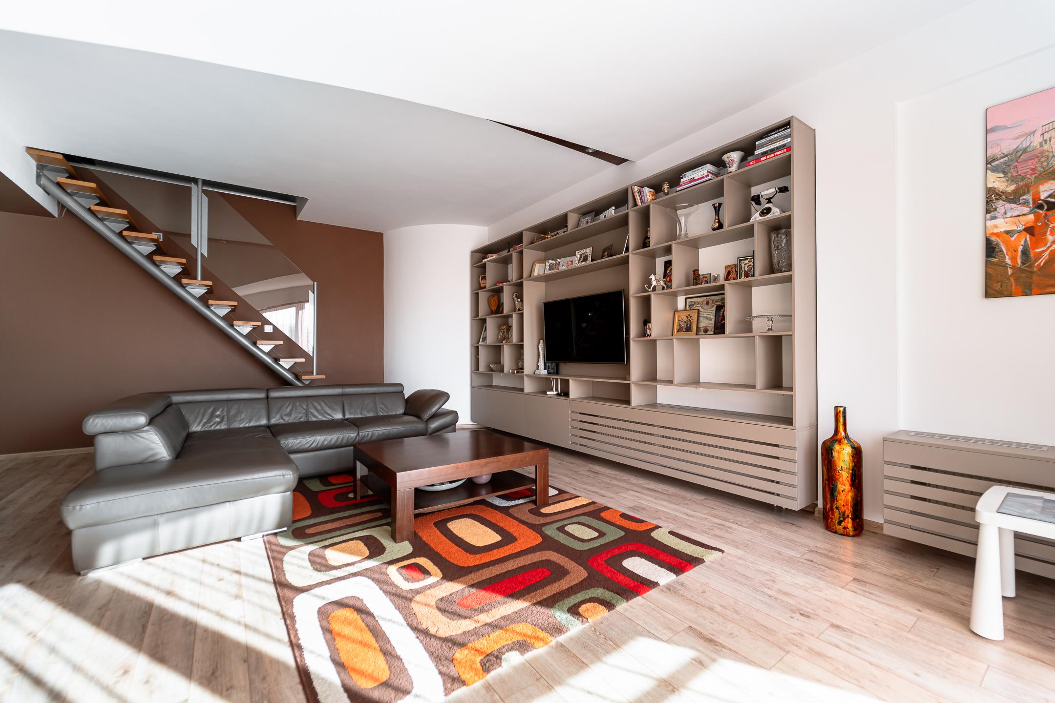 Na predaj priestranný 4-izbový mezonet s balkónom a zariadením v tehlovom bytovom dome na Furči – Krosnianska ul.