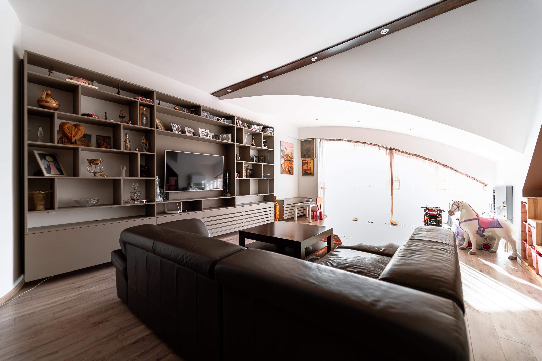 Na predaj priestranný 4-izbový mezonet s balkónom a zariadením v tehlovom bytovom dome na Furči – Krosnianska ul.