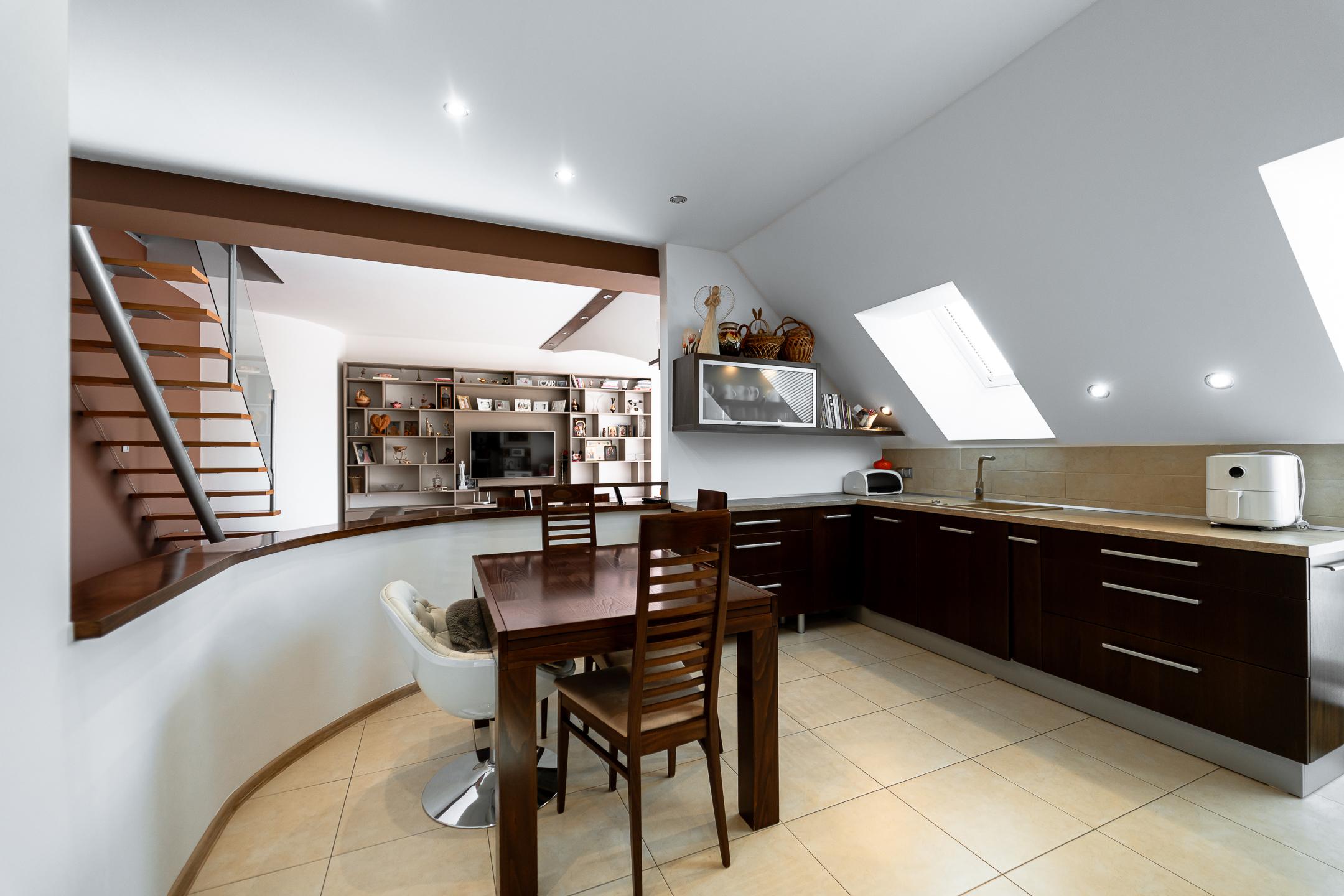 Na predaj priestranný 4-izbový mezonet s balkónom a zariadením v tehlovom bytovom dome na Furči – Krosnianska ul.