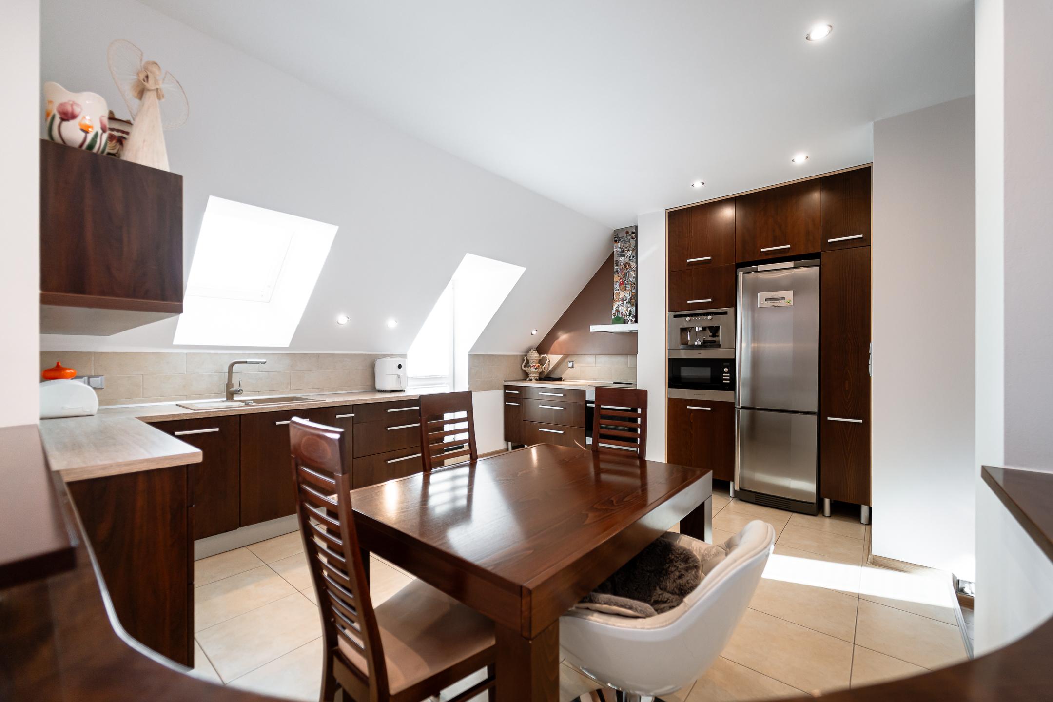 Na predaj priestranný 4-izbový mezonet s balkónom a zariadením v tehlovom bytovom dome na Furči – Krosnianska ul.